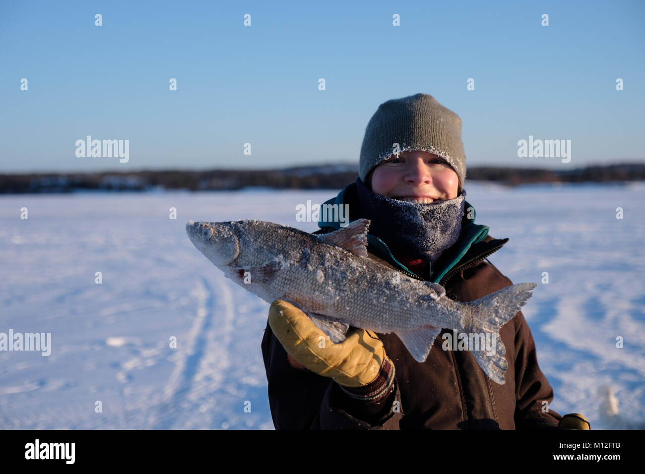 Femme à la pêche sur glace Banque D'Images