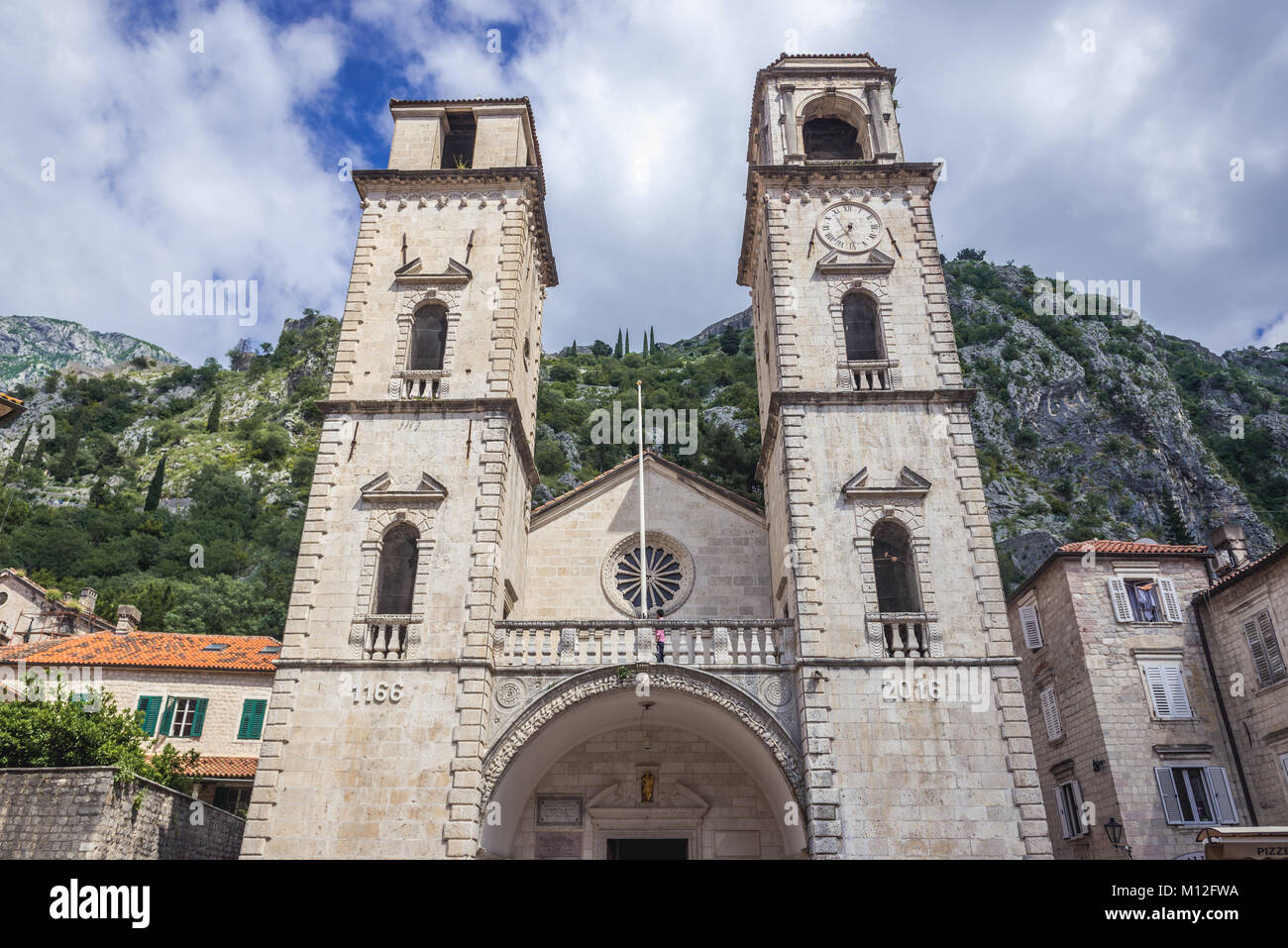 La cathédrale catholique romaine de Saint Tryphon sur la vieille ville de Kotor, ville côtière située dans la baie de Kotor de Mer Adriatique, le Monténégro Banque D'Images