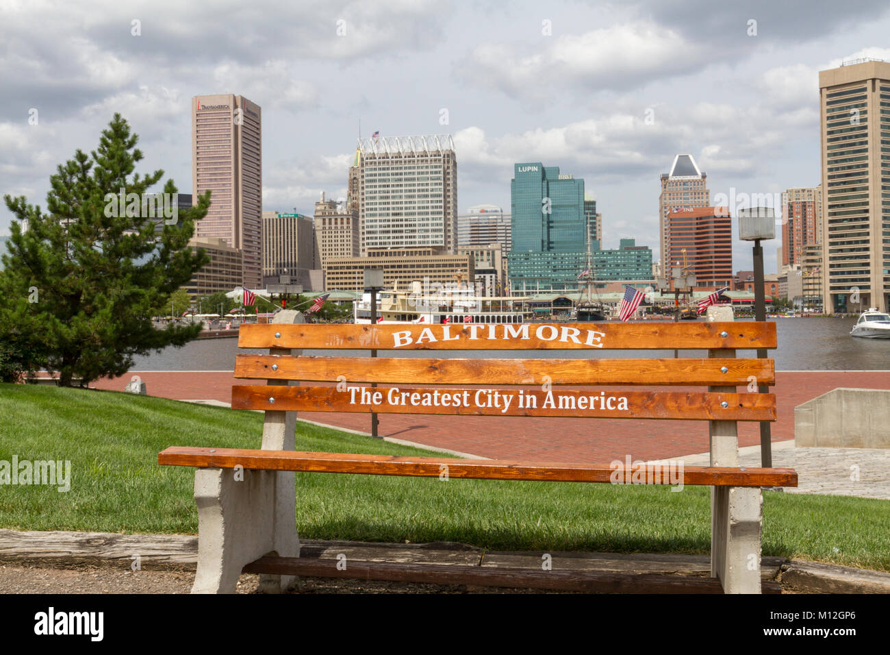 'Baltimore. La plus grande ville en Amérique' sur un banc avec vue sur le port intérieur de Baltimore, Baltimore, Maryland, United States. Banque D'Images