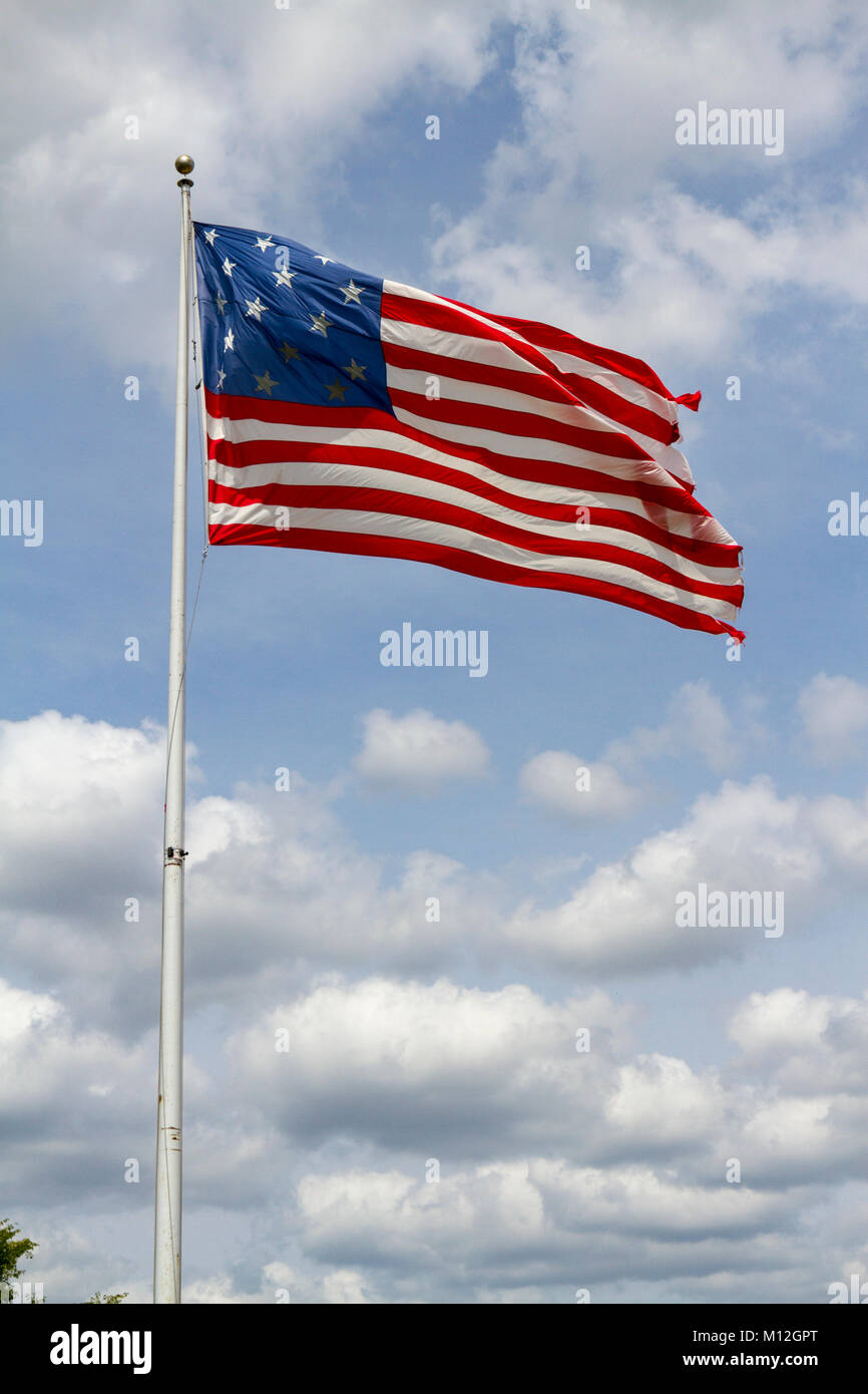 Les 15 étoiles, 15 stripe Star Spangled Banner drapeau, volant au-dessus de la colline qui surplombe le parc fédéral Baltimore Inner Harbor, Baltimore, Maryland, USA. Banque D'Images