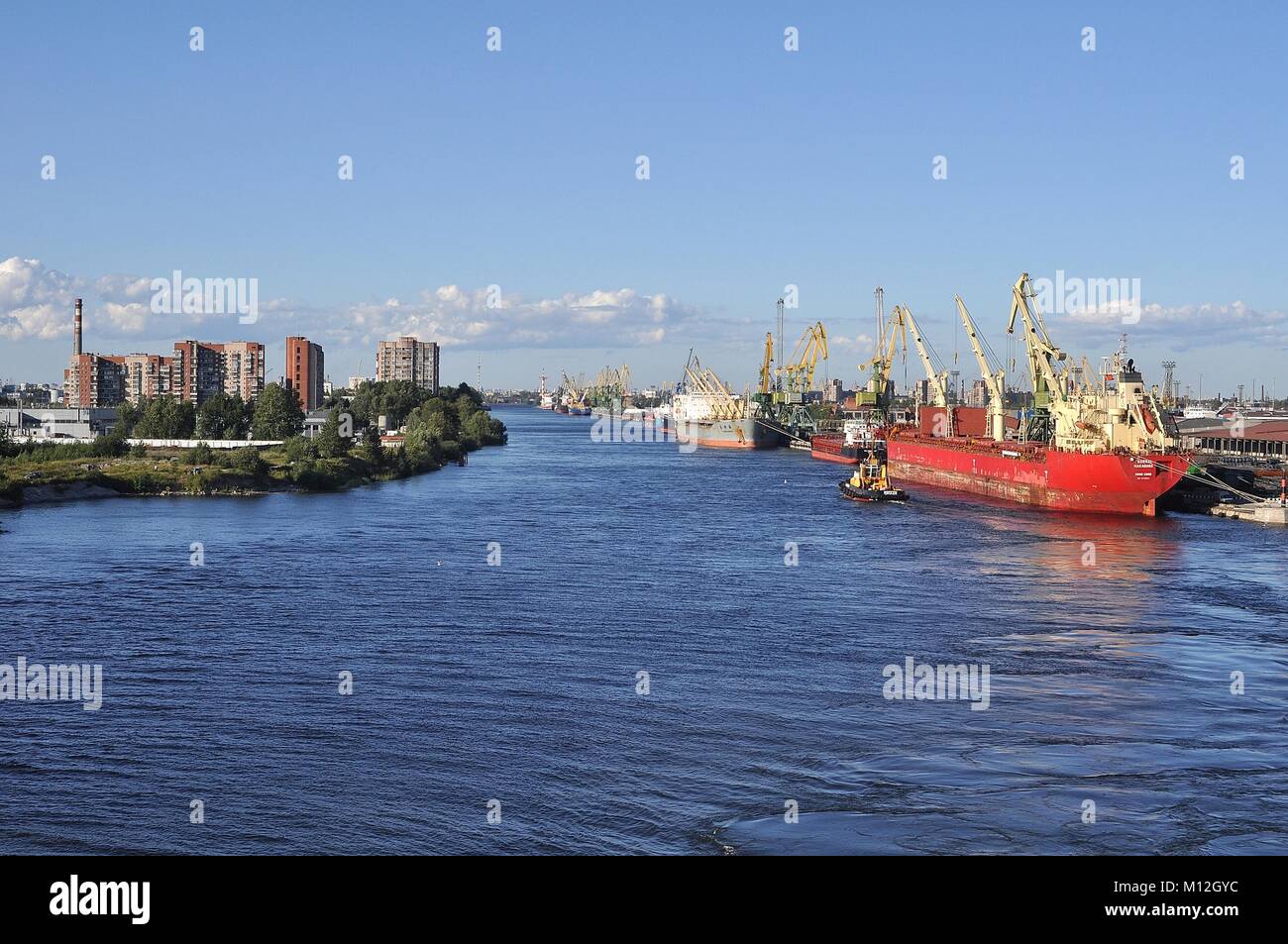 Canal À TRAVERS LE PORT COMMERCIAL, ST.Petersburg, Russie Banque D'Images