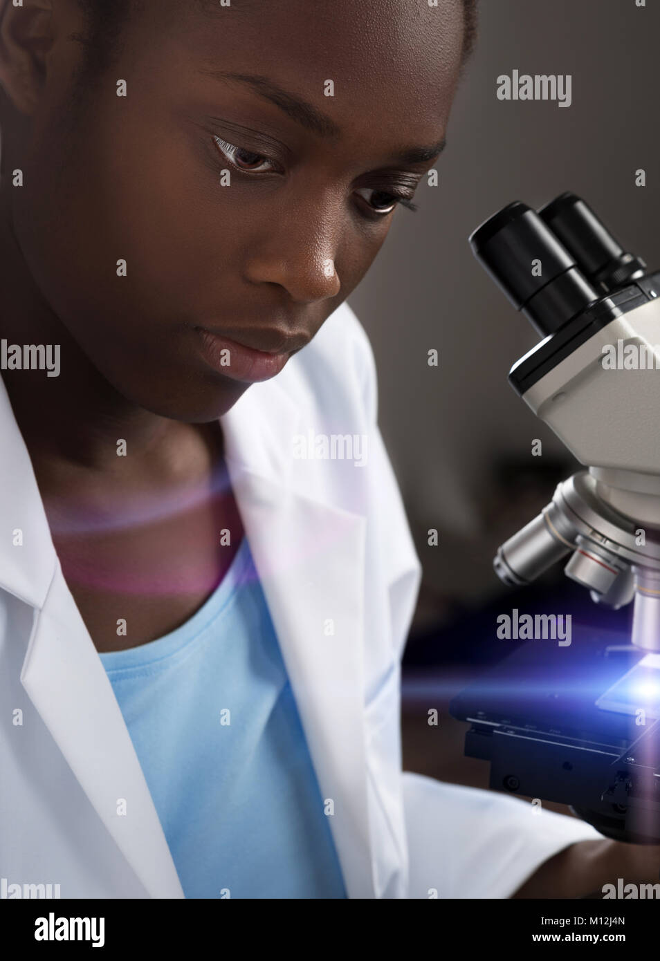 African-American Scientist, travailleur de la santé, technologie ou étudiant diplômé travaille avec microscope Banque D'Images