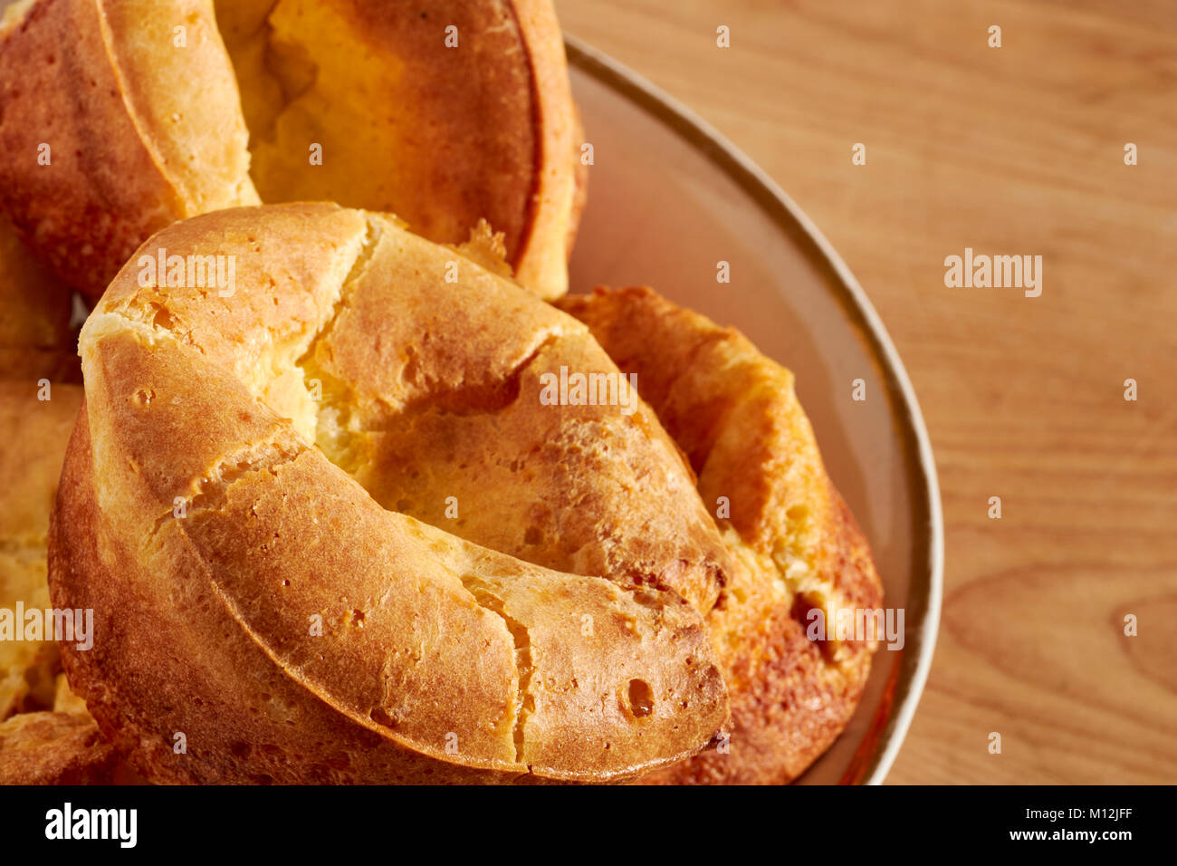 Une assiette de petit Yorkshire puddings, appelé 'aux Etats-Unis des popovers. Banque D'Images