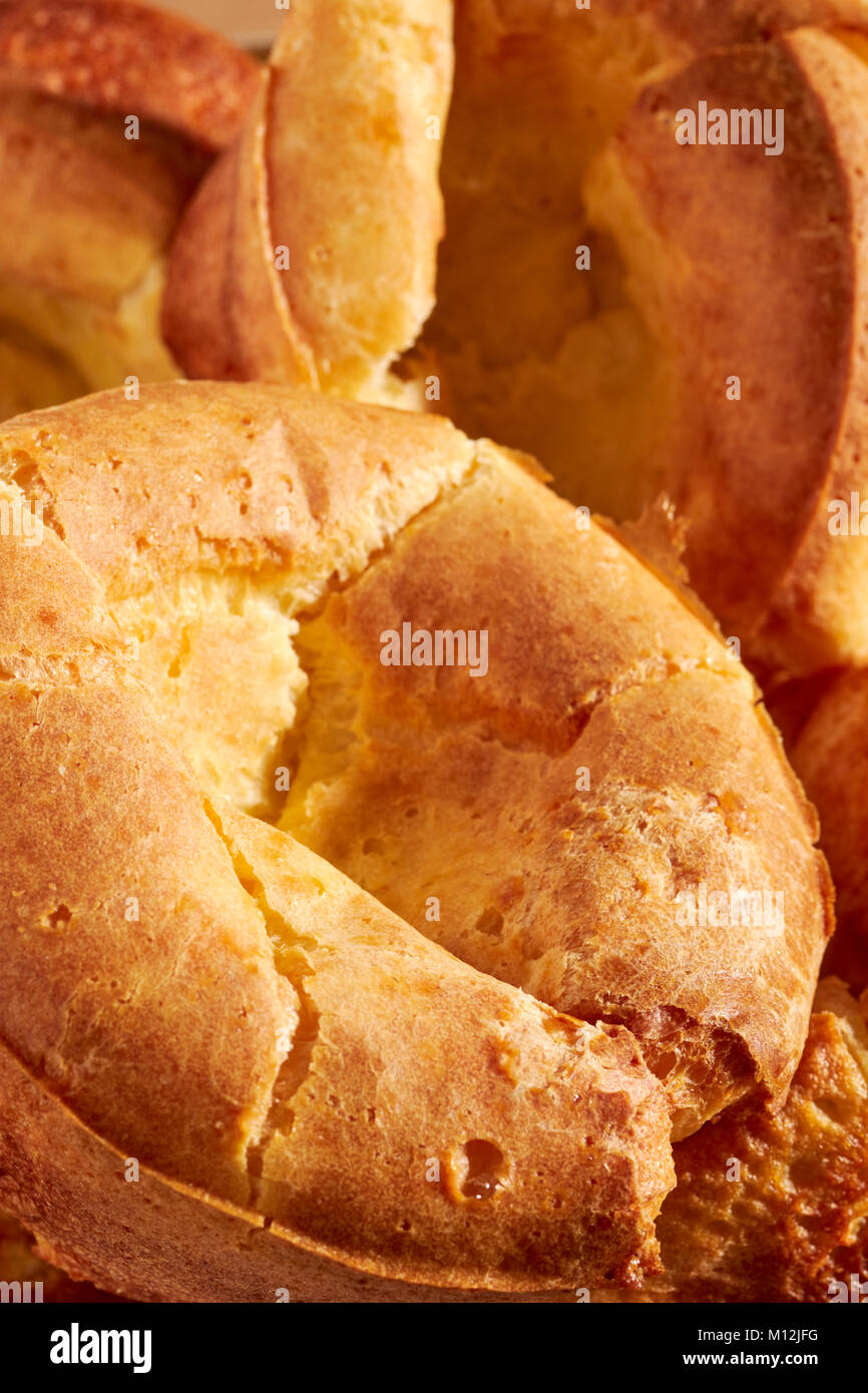 Une assiette de petit Yorkshire puddings, appelé 'aux Etats-Unis des popovers. Banque D'Images