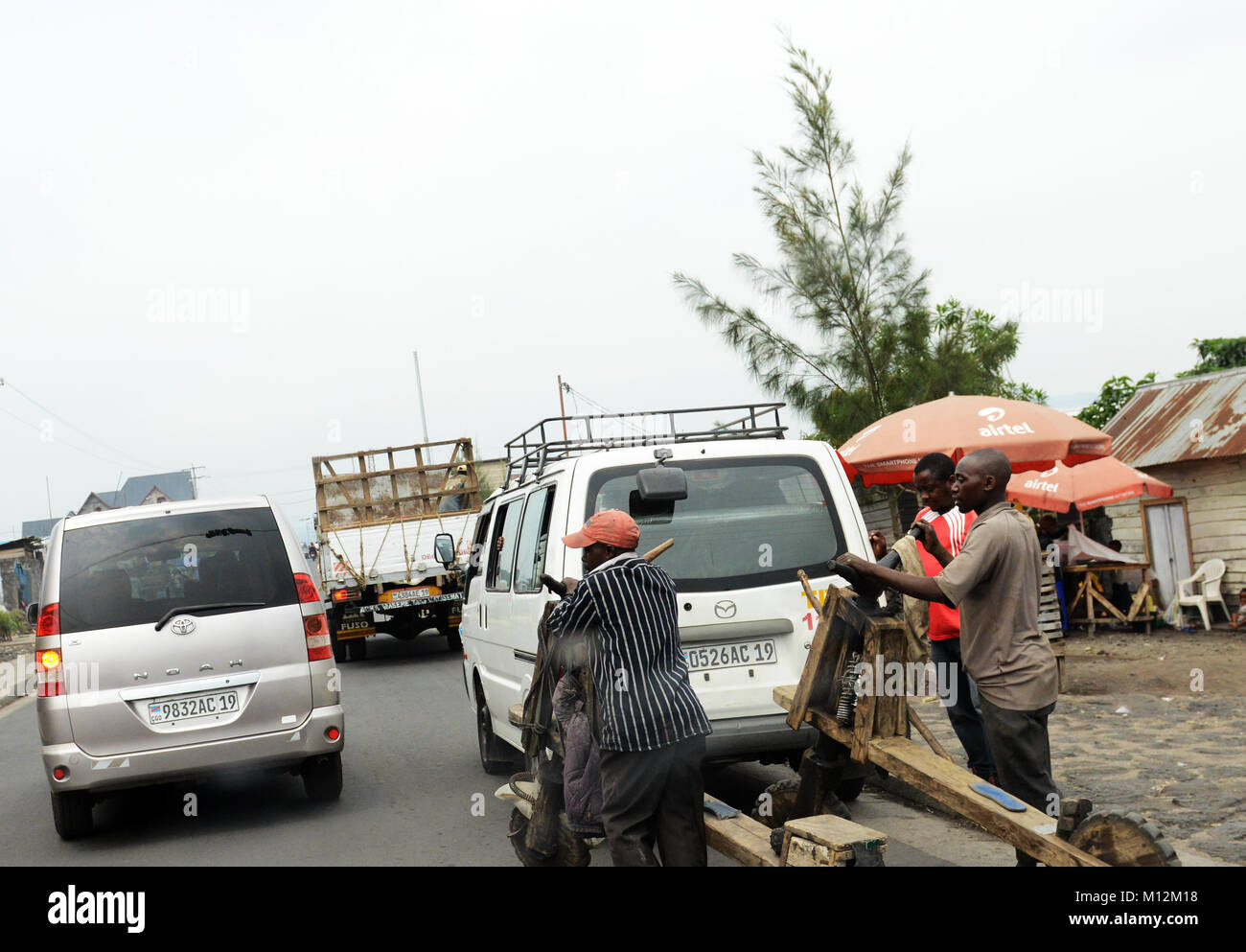 Chukudu est un vélo traditionnel en bois transportant des marchandises à Goma et l'Est du Congo. Banque D'Images