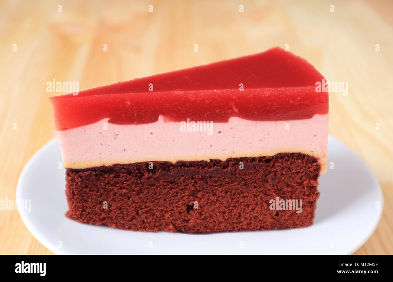 Vue De Face Avec Mousse Aux Framboises Gateau Eponge Au Chocolat