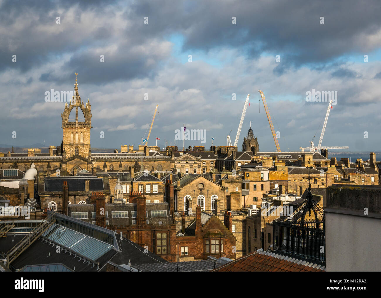 Avis de Tron Kirk spire, toits et les grues en skyline, le centre-ville d'Édimbourg, Écosse, Royaume-Uni Banque D'Images
