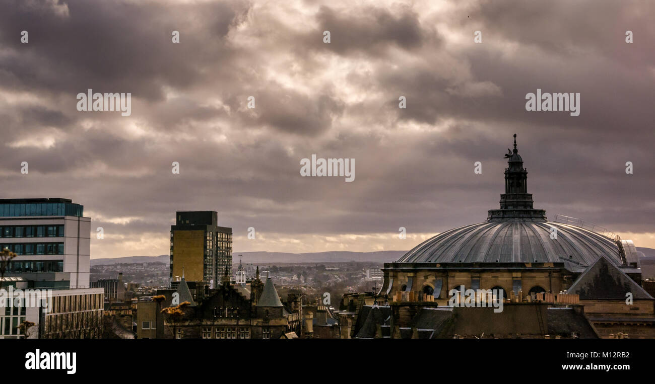 Toit de McEwan Hall, Université d'Édimbourg, l'hôtel de l'obtention du diplôme et Appleton Tower, avec moody ciel sombre et lumière stream, Édimbourg, Écosse, Royaume-Uni Banque D'Images