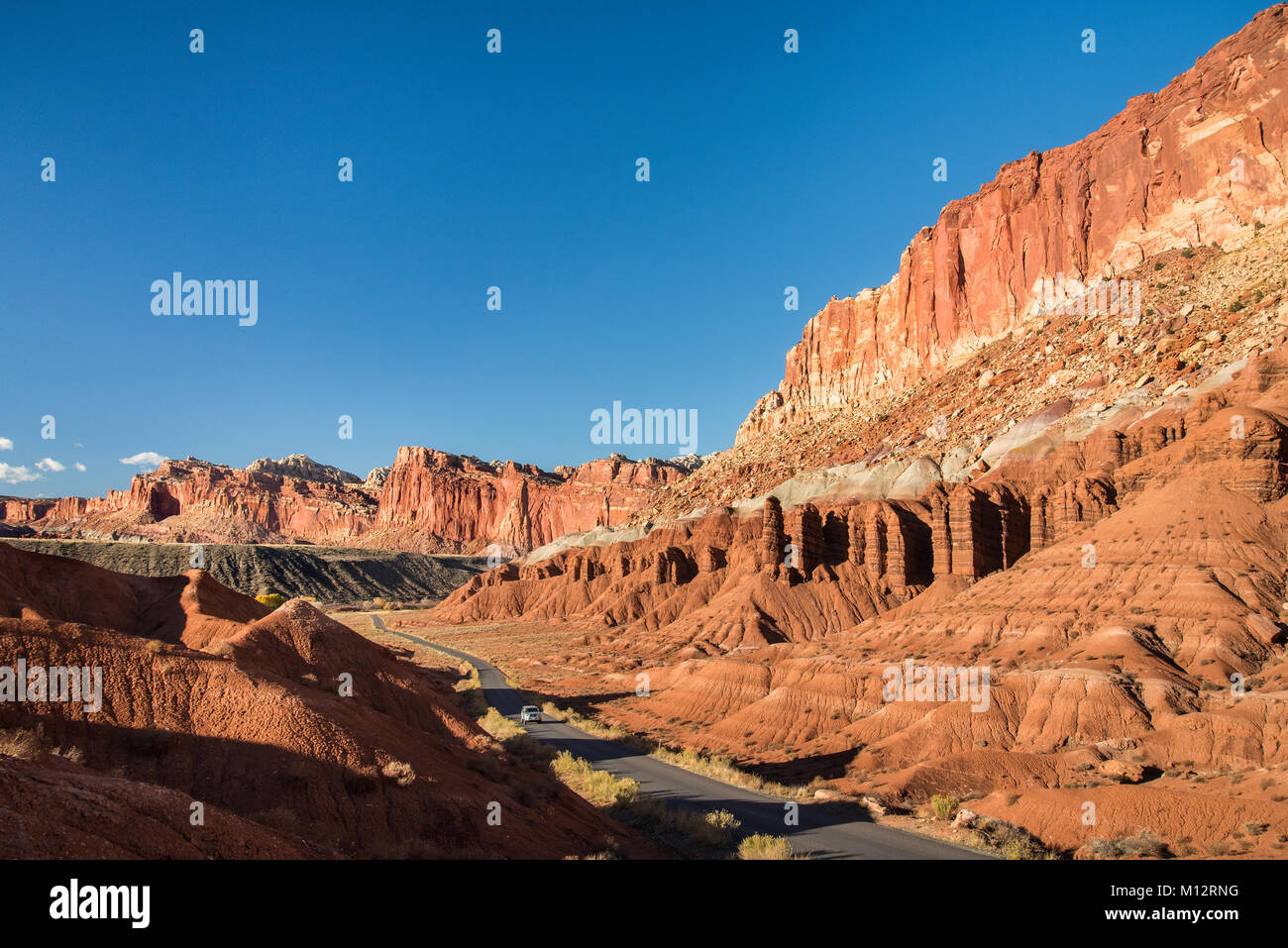 Scenic Drive et de l'escarpement de grès stratifiés de Waterpocket Fold, Capitol Reef National Park, en Utah. Banque D'Images