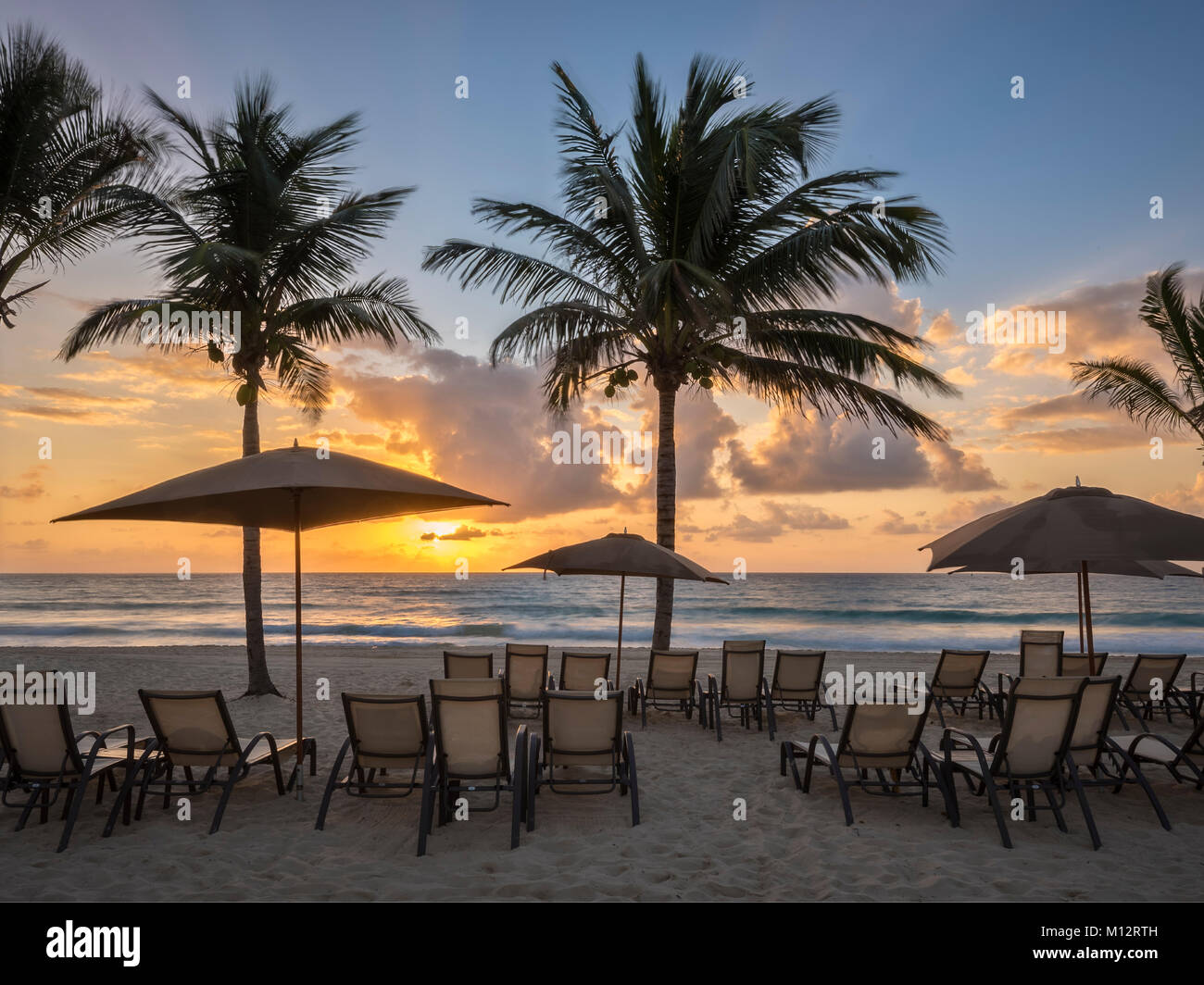 Lever de soleil sur la plage à Grand Residences Riviera Cancun, Riviera Maya, Puerto Morelos, Quintana Roo, Yucatan, Mexique. Banque D'Images