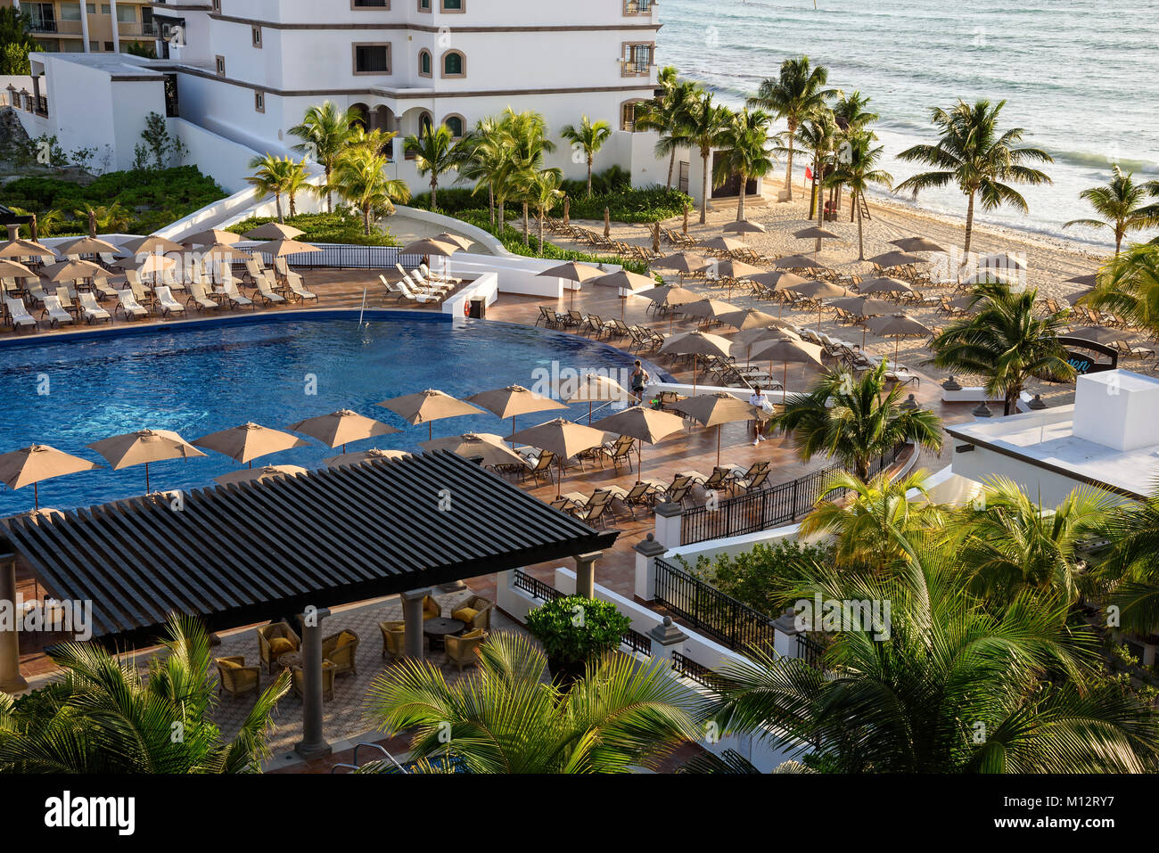 Piscine et plage de Grand Residences Riviera Cancun, Riviera Maya, Puerto Morelos, Quintana Roo, Yucatan, Mexique. Banque D'Images