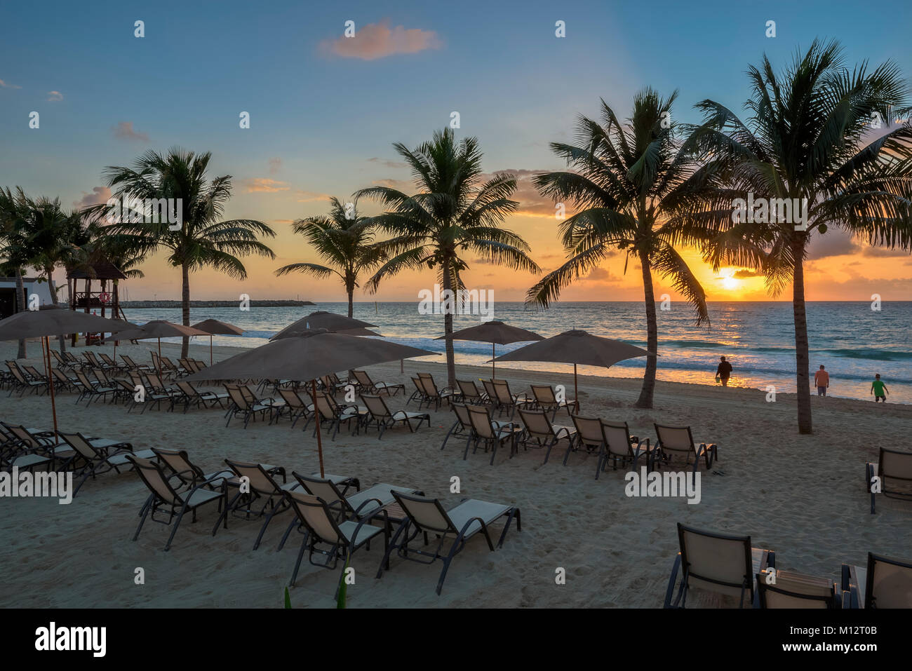 Lever de soleil sur la plage à Grand Residences Riviera Cancun, Riviera Maya, Puerto Morelos, Quintana Roo, Yucatan, Mexique. Banque D'Images