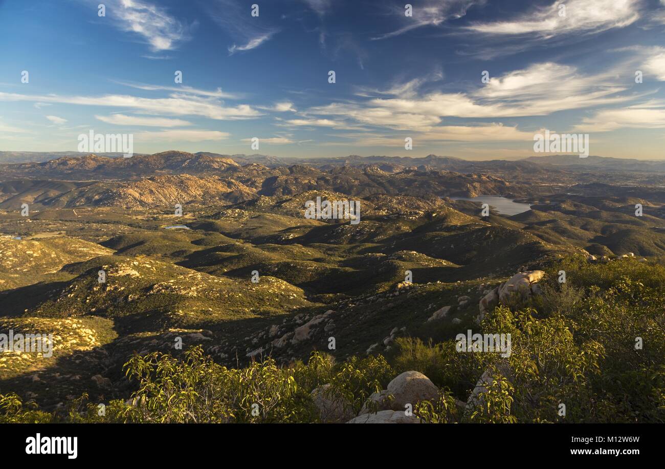 Paysage aérien panoramique vue sur l'est du comté de San Diego distance Baja California Peninsula Horizon Mexico frontière du sommet d'Iron Mountain à Poway Banque D'Images