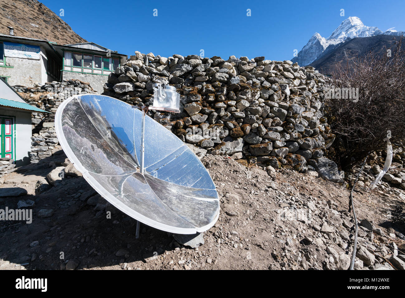 Chauffage de l'eau par l'énergie solaire à Dingboche, Népal Banque D'Images