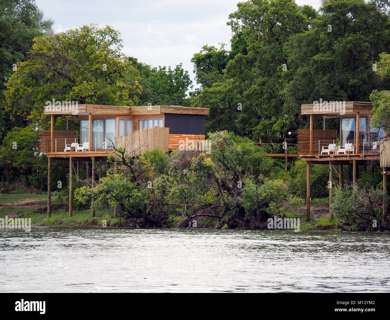 Le ZIMBABWE, AFRIQUE : Bungalows sur des dépôts à côté de la rivière Zambèze Banque D'Images