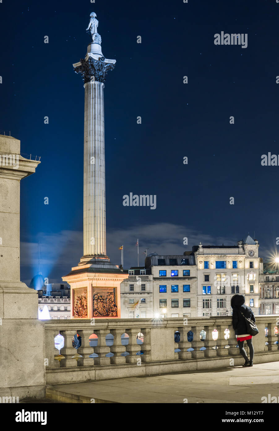 Photo de nuit de Trafalgar Square avec une fille de l'arrière à l'avant-plan et d'étoiles dans le ciel de Londres. Banque D'Images