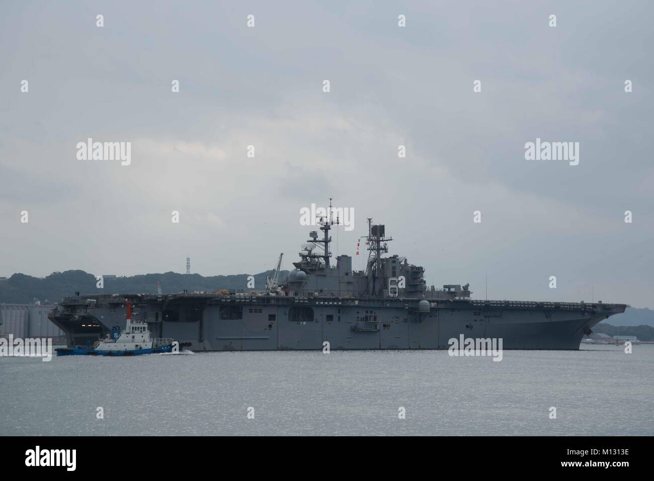 180123-N-IO414-014 SASEBO, Japon (Janv. 23, 2018) Le navire d'assaut amphibie USS Bonhomme Richard (DG 6) part de la flotte, commandant 51 activités dans le cadre d'une des forces de surface de la marine a conduit à deux jours de préparation pour l'évaluation de la mer qui examine la propulsion, la navigation et l'équipe de Human Rights Watch, qui certifie la compétence que le déploiement d'un navire prêt. Bonhomme Richard, l'avant-déployé à Sasebo, au Japon, est en service pour fournir une capacité d'intervention rapide en cas de catastrophe naturelle ou d'urgence régionaux. (U.S. Photo par marine Spécialiste de la communication de masse 2e classe Jordanie Crouch/ libéré) Banque D'Images