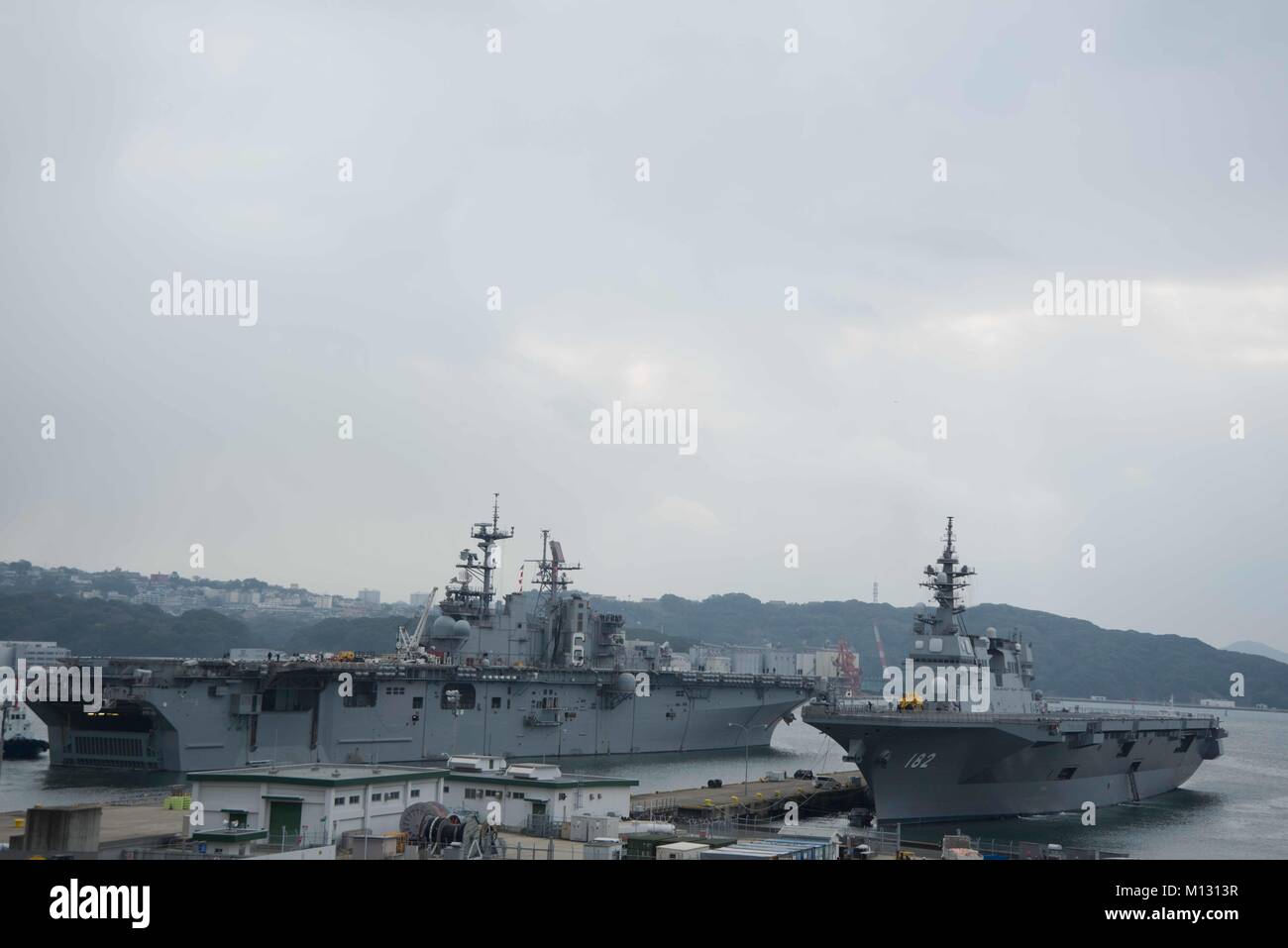 180123-N-IO414-012 SASEBO, Japon (Janv. 23, 2018) Le navire d'assaut amphibie USS Bonhomme Richard (DG 6) part de la flotte, commandant 51 activités dans le cadre d'un prêt pour l'évaluation de la mer. Bonhomme Richard, l'avant-déployé à Sasebo, au Japon, est en service pour fournir une capacité d'intervention rapide en cas de catastrophe naturelle ou d'urgence régionaux. (U.S. Photo par marine Spécialiste de la communication de masse 2e classe Jordanie Crouch/) Parution SASEBO, Japon (Janv. 23, 2018) Le navire d'assaut amphibie USS Bonhomme Richard (DG 6) part de la flotte, commandant 51 activités dans le cadre d'une des forces de surface- Banque D'Images