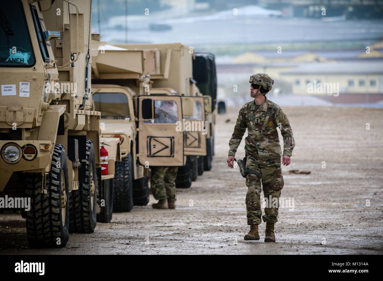 1er Sgt. Adam Cook, le premier soldat enrôlé dans la société D, 82e bataillon du génie de la Brigade Blindée, 2e Brigade Combat Team, 1re Division d'infanterie, à partir de Fort Riley, Kansas, inspecte le convoi de son unité au cours de l'esprit alliée VIII de l'entraînement à Hohenfels Domaine de formation, l'Allemagne, le 25 janvier 2018. Esprit alliées VIII est un exercice multinational avec plus de 4 100 participants de 10 nations qui est conçu pour améliorer l'interopérabilité et l'état de préparation dans l'ensemble des fonctions de combat. (U.S. Photo de l'armée par la CPS. Hubert D. Delany III / 22e Détachement des affaires publiques mobiles) Banque D'Images