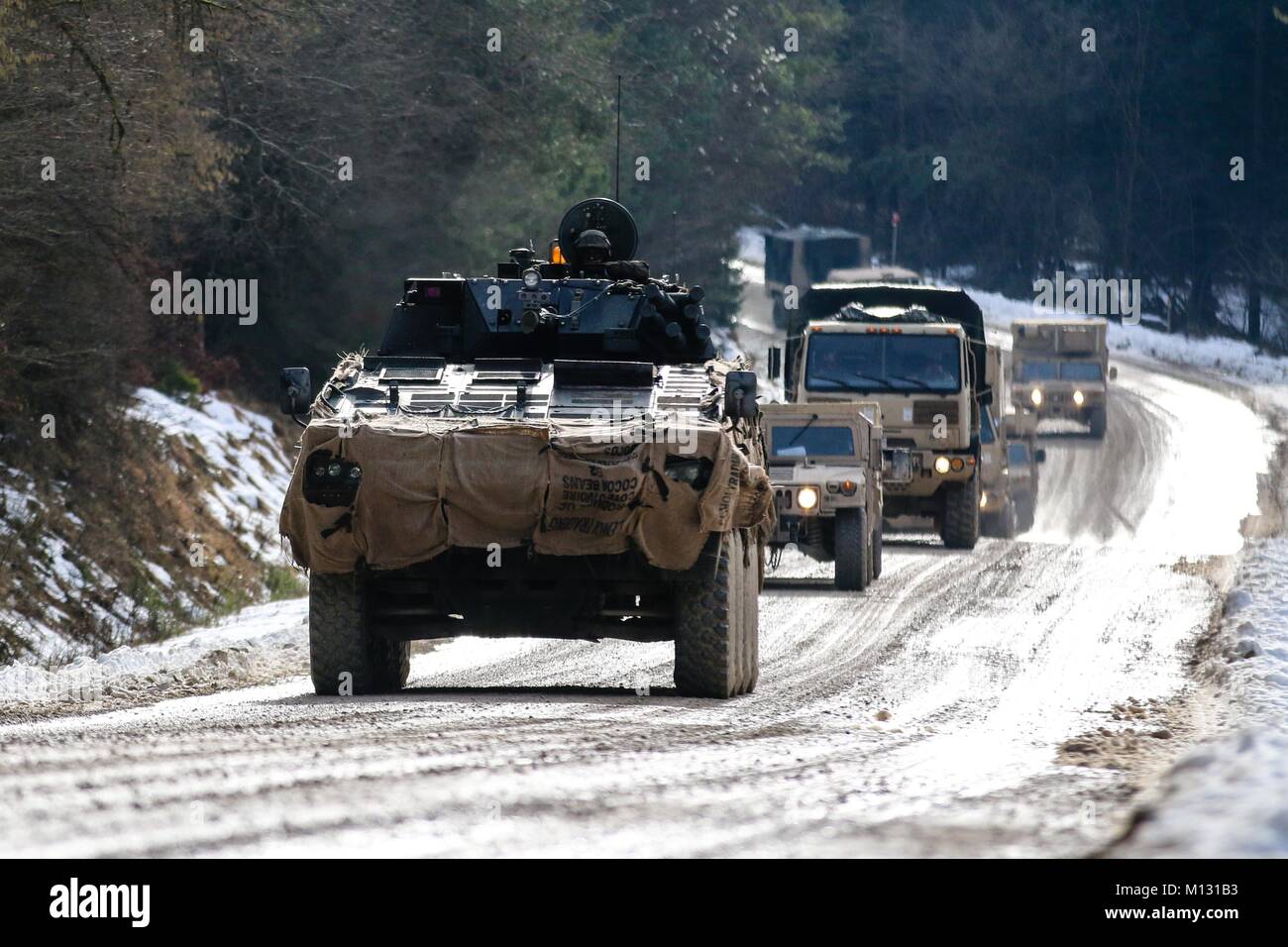 Un véhicule blindé de transport de troupes Rozomak armée, également appelé un carcajou, affecté à la 12e Brigade mécanisée, dirige un convoi de véhicules militaires américains et polonais au cours de l'esprit alliée VIII de l'entraînement à Hohenfels Domaine de formation, l'Allemagne, le 25 janvier 2018. Esprit alliées VIII est un exercice multinational avec plus de 4 100 participants de 10 nations qui vise à améliorer l'interopérabilité entre les nations unies et l'état de préparation à l'armée américaine de la guerre. (U.S. Photo de l'armée par la CPS. Hubert D. Delany III / 22e Détachement des affaires publiques mobiles) Banque D'Images