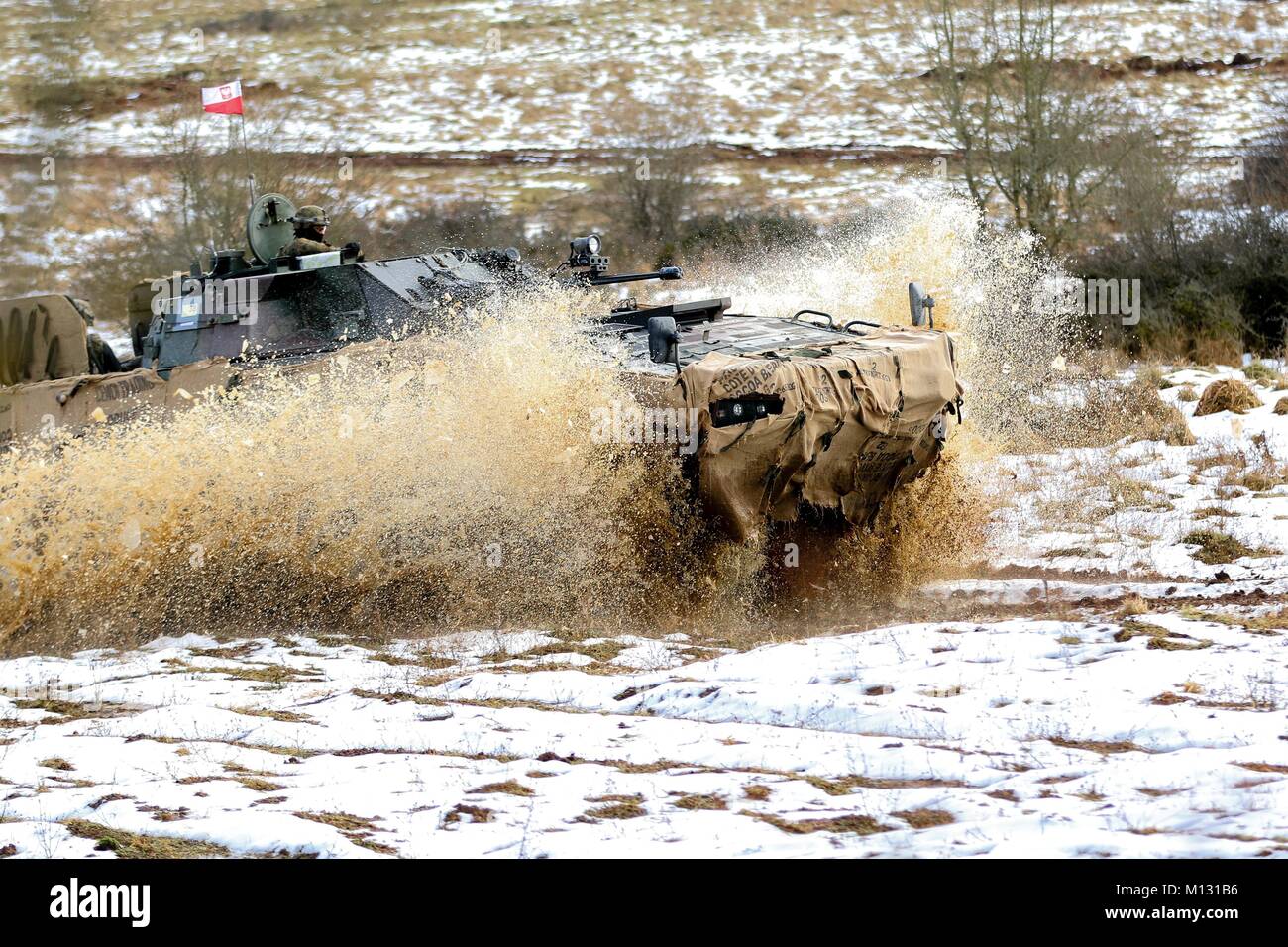 Une appellation Rosomak armée polonaise, blindé) ou 'Wolverine', avec la 12e Brigade mécanisée, des gués de l'eau pendant l'esprit allié VIII de l'entraînement à Hohenfels Domaine de formation, l'Allemagne, le 25 janvier 2018. Esprit alliées VIII est un exercice multinational avec plus de 4 100 participants en provenance des États-Unis et neuf autres nations qui est conçu pour améliorer l'interopérabilité et l'état de préparation dans l'ensemble des fonctions de combat. (U.S. Photo de l'armée par la CPS. Hubert D. Delany III / 22e Détachement des affaires publiques mobiles) Banque D'Images