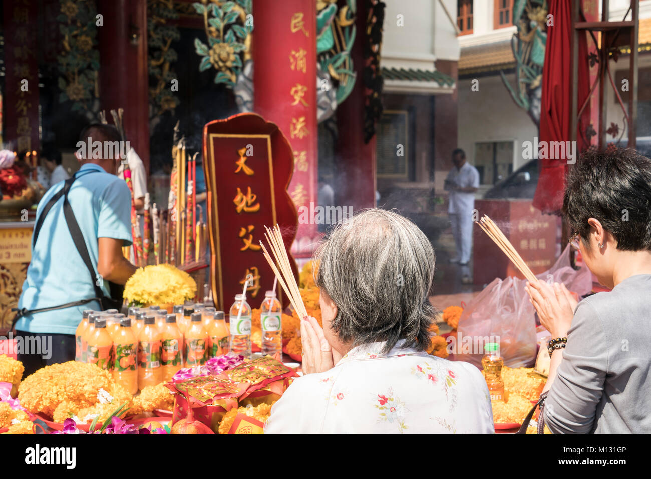 Fidèle dans le temple chinois à Chinatown à Bangkok, Thaïlande Banque D'Images