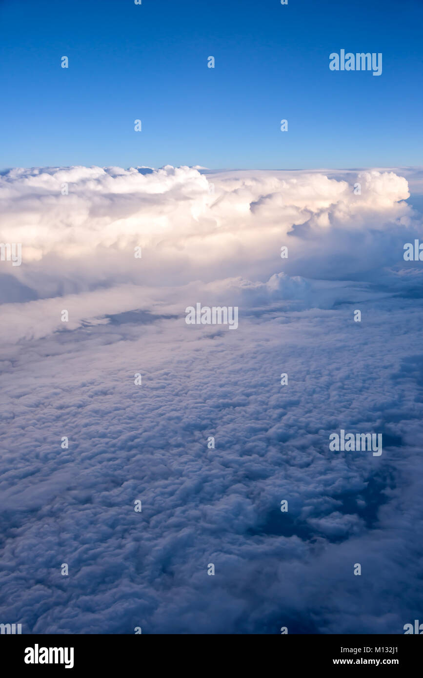 Vue du ciel et nuages de l'hublot de l'avion Banque D'Images