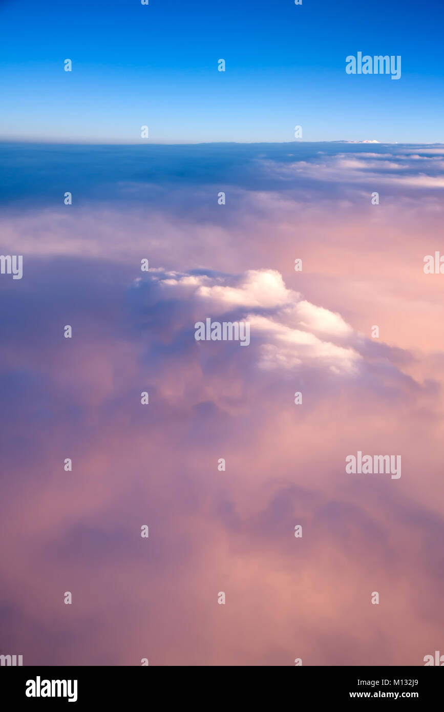 Vue du ciel et nuages de l'avion hublot au coucher du soleil Banque D'Images