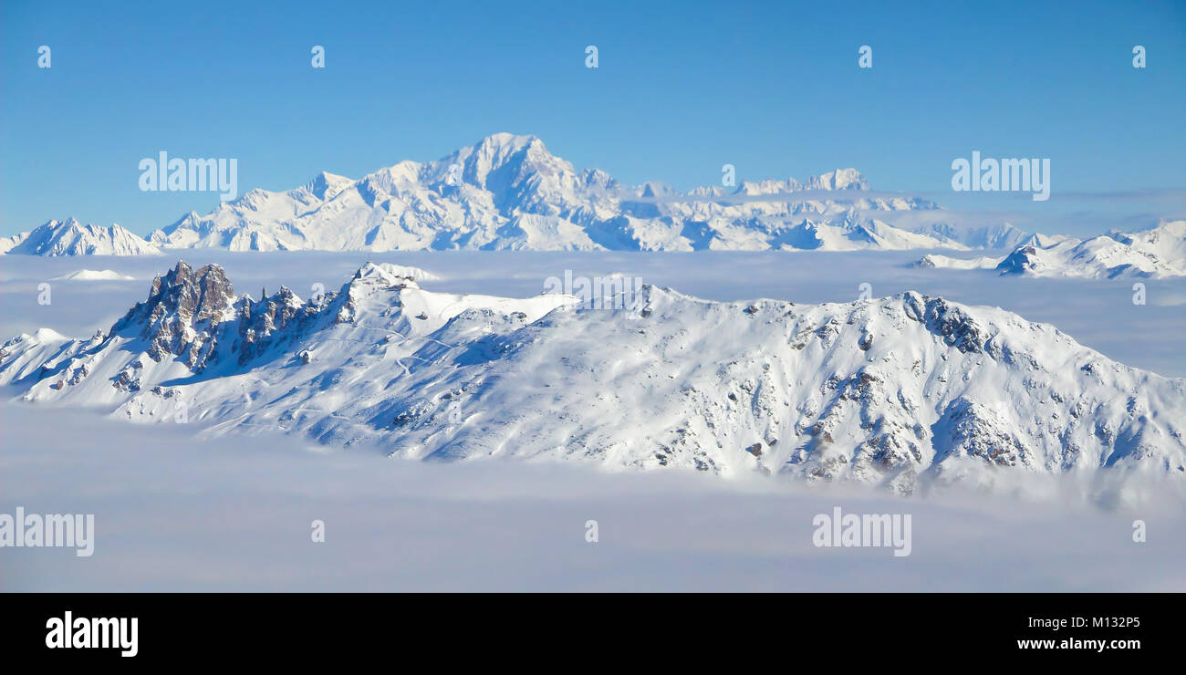 Le panorama de la chaîne du Mont Blanc sur une mer de nuages, les Alpes, France Banque D'Images