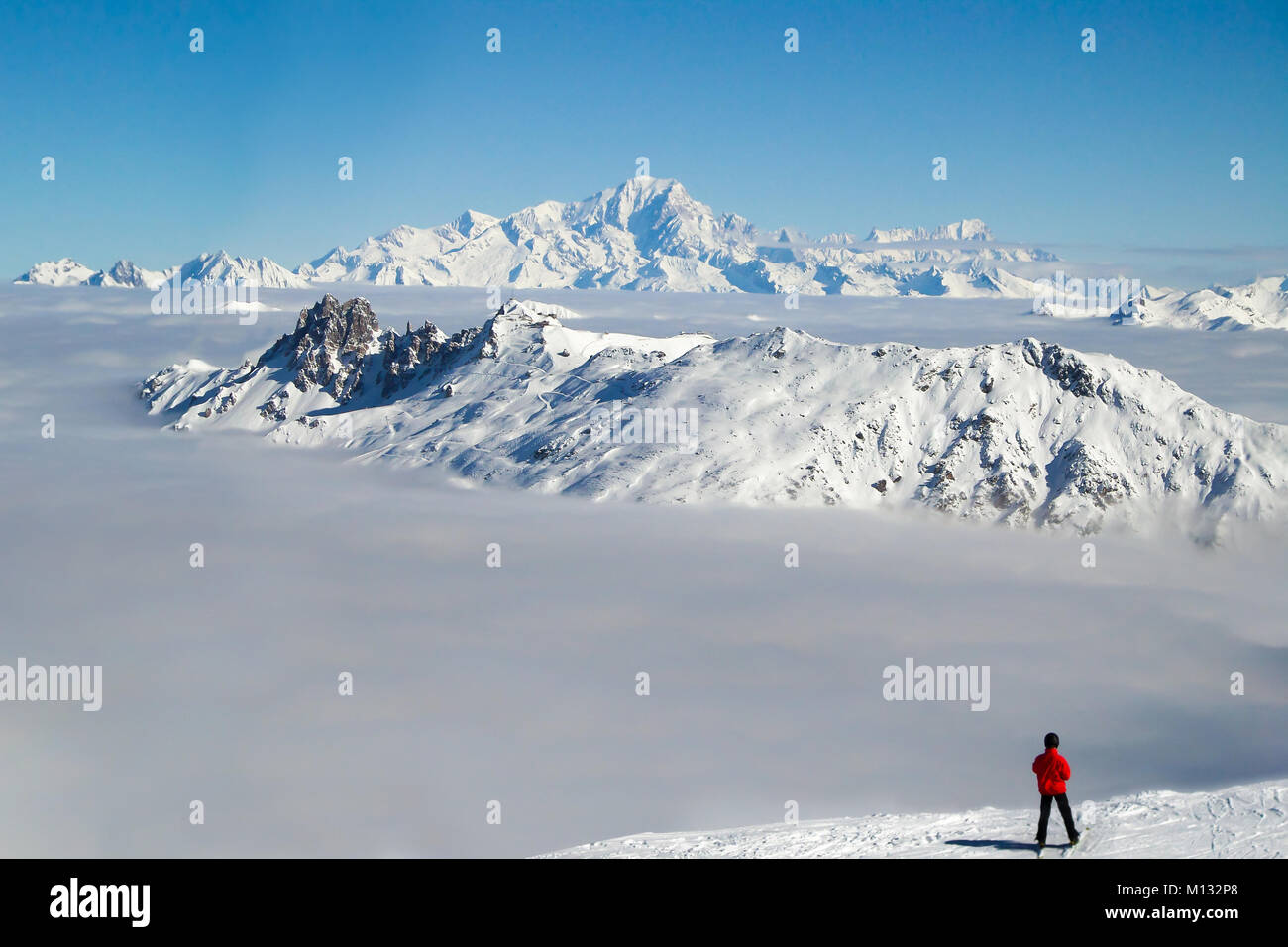 Le skieur Mont Blanc sur une mer de nuages, les Alpes, France Banque D'Images