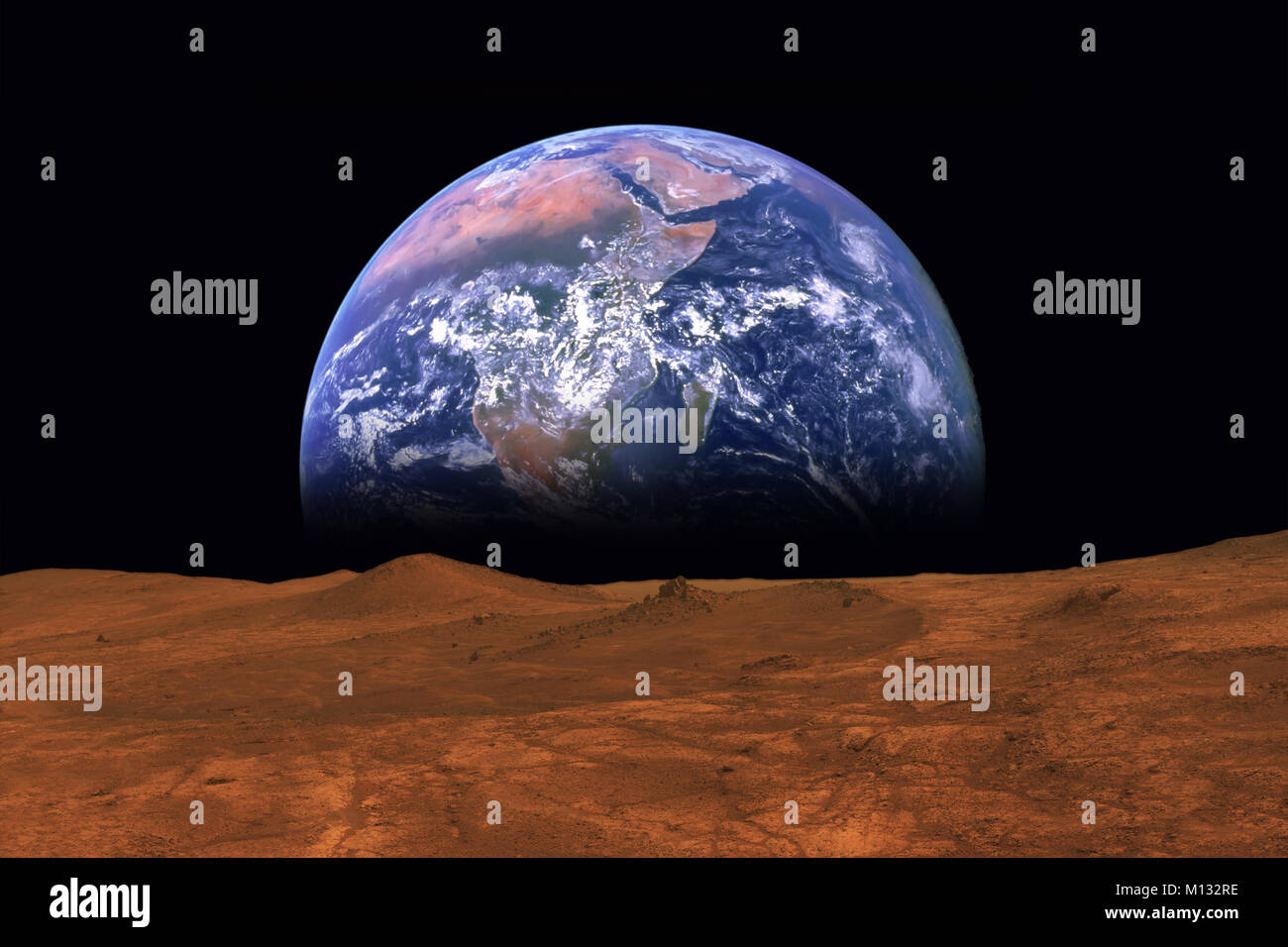 Vue imaginaire de terre passant de l'horizon de Mars. Éléments de cette image sont meublées par la NASA Banque D'Images