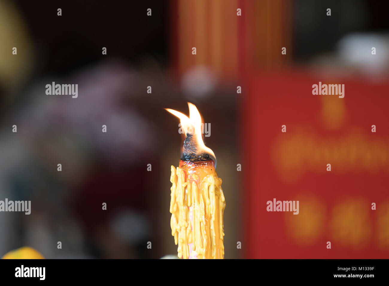 Une bougie brûler dans le temple à Bangkok, Thaïlande Banque D'Images