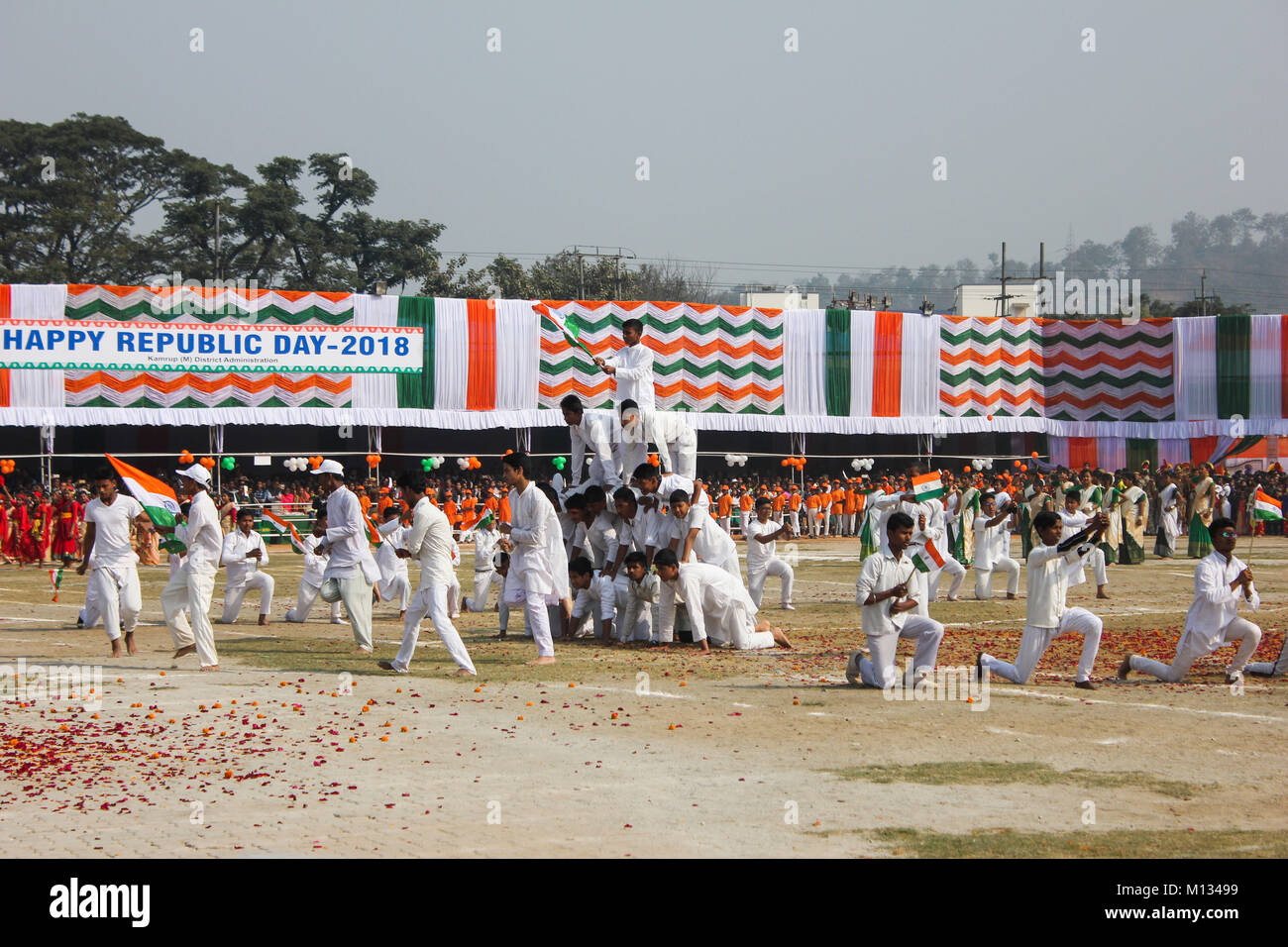 Guwahati, Inde. 26 janvier, 2018. Programme de danse culturelle dans la 69e Journée de la République de l'Inde en face de l'Assam Gouverneur Jagdish et Mukhi ministre en chef de l'Assam Sarbananda Soniwal. Crédit : David Talukdar/Pacific Press/Alamy Live News Banque D'Images