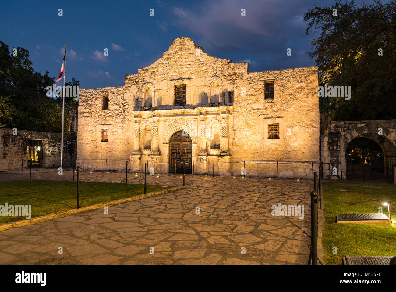L'historique Alamo Mission de San Antonio, Texas la nuit. Banque D'Images