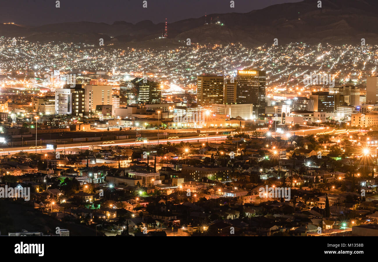 EL PASO, TX - le 26 octobre 2017 : Night skyline d'El Paso, Texas Banque D'Images