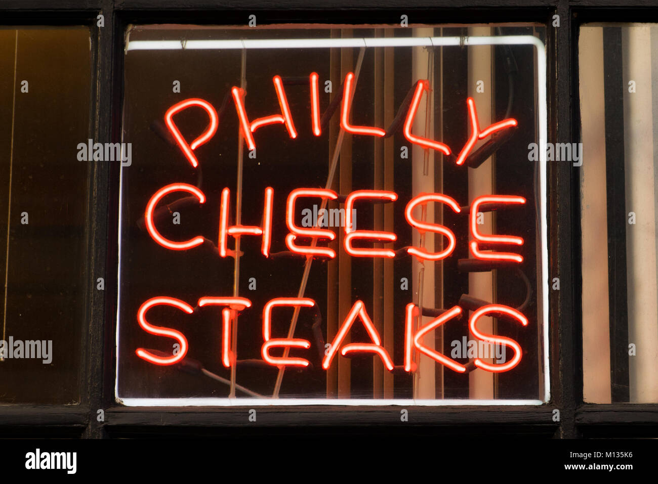 PHILADELPHIA, PA - 13 décembre 2014 : Philadelphia Philly Cheese Steak en néon dans un restaurant local Banque D'Images
