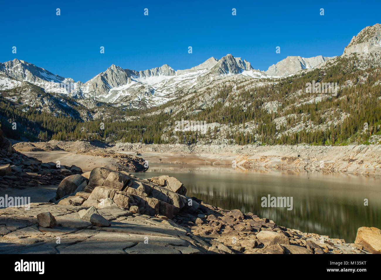 Lac dans les montagnes de la Sierra Nevada de Californie Banque D'Images