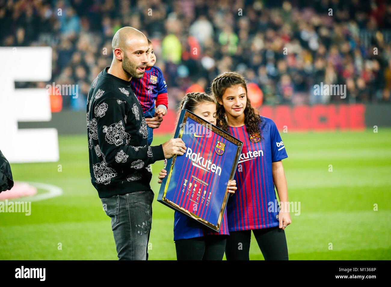 Barcelone, Espagne. 25 Jan, 2018. Le défenseur du FC Barcelone Javier Mascherano (14) avec sa famille avant le match entre le FC Barcelone v RCD Espanyol, le round de 8(2er jambe) de la coupe du roi, joué au Camp Nou, le 25 janvier 2018 à Barcelone, Espagne. Más Información Gtres Crédit : Comuniación sur ligne, S.L./Alamy Live News Banque D'Images