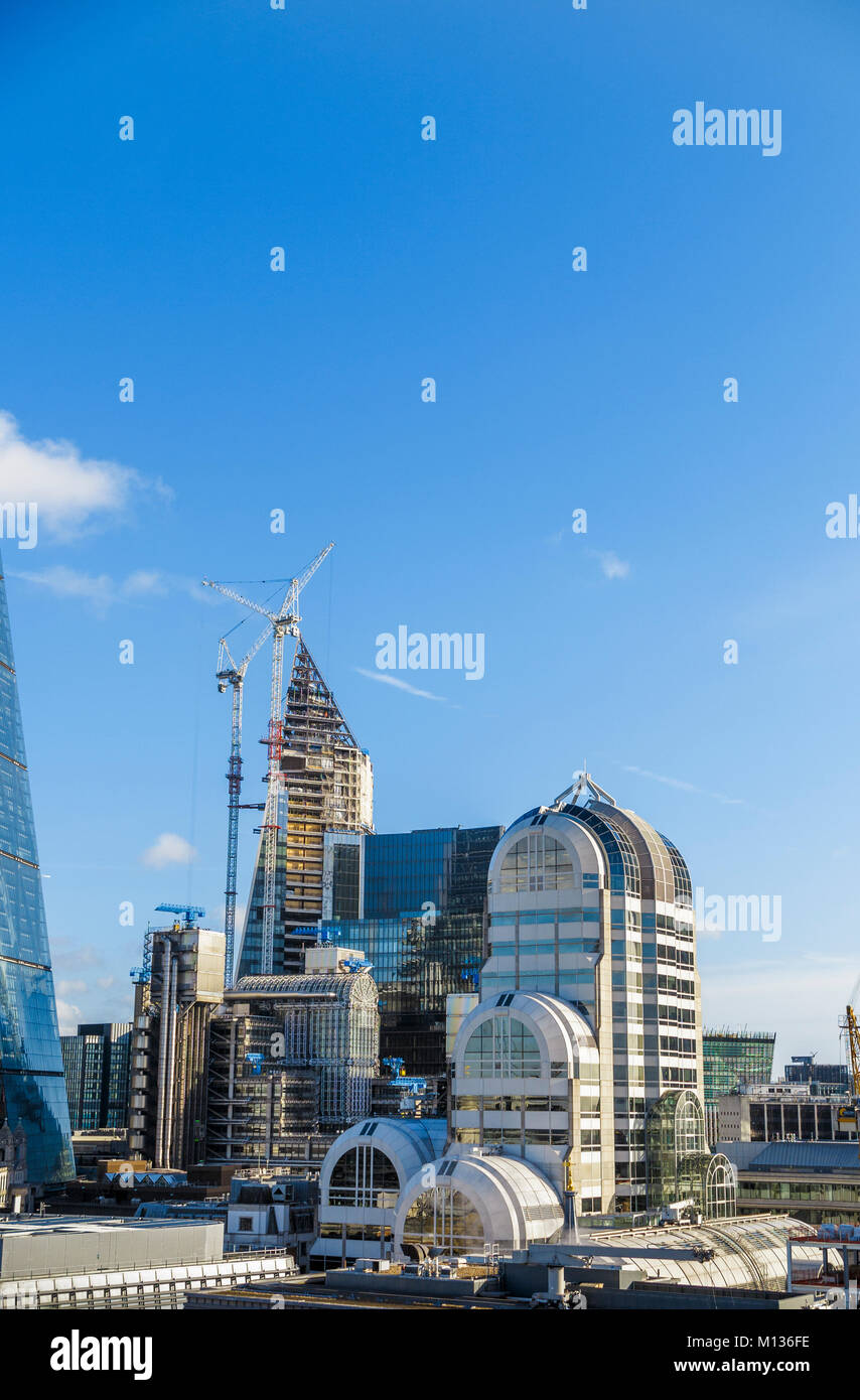 L'immobilier commercial à Londres, Royaume-Uni, le 25 janvier 2018. Vue sur le toit de l'horizon moderne iconique des immeubles et des propriétés dans le district d'assurance de la ville de Londres, y compris les propriétés : l'art déco 20 Gracehurch Street et le bâtiment des Lloyds et le scalpel dans Lime Street, EC3, qui est un nouveau bâtiment en construction comme l'édifice du siège social de la société d'assurance Berkley R. W., contribuant à la ville toujours changeant d'horizon. La ville de Londres a connu une matinée de soleil et ciel bleu sur cette journée d'hiver ensoleillés de janvier. Credit : Graham Prentice/Alamy Live News. Banque D'Images