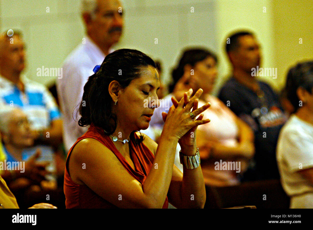 Valencia, Carabobo, Venezuela. Mar 9, 2011. 03 mars, 2011. Le mercredi des Cendres La Messe a lieu une fois le carnaval est terminé et le carême commence pour la célébration de la Semaine Sainte. Un groupe de catholiques assistent à l'église cathédrale de participer à l'eucharistie, à Valence, l'État de Carabobo. Photo : Juan Carlos Hernandez Crédit : Juan Carlos Hernandez/ZUMA/Alamy Fil Live News Banque D'Images