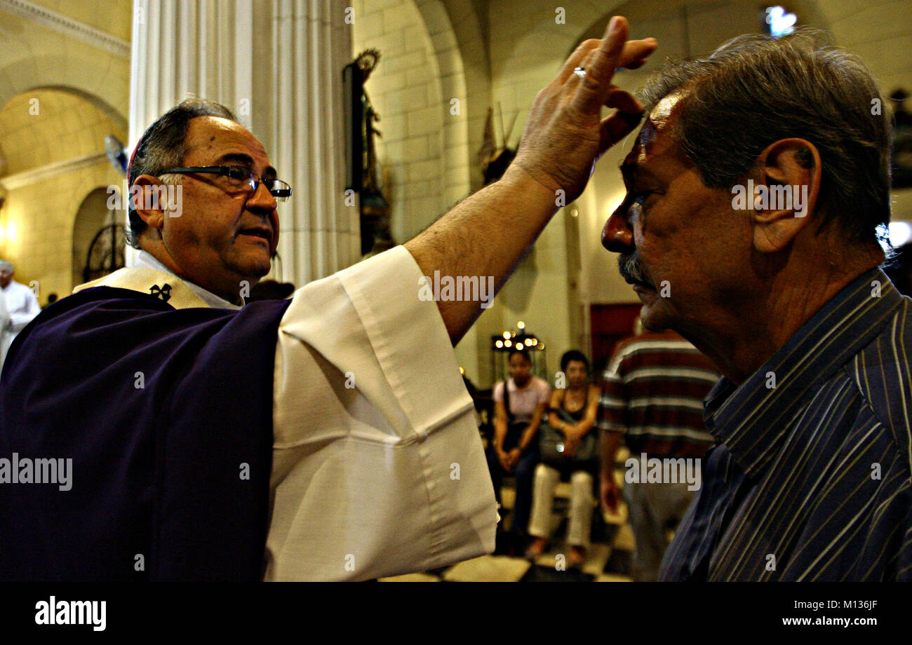 Valencia, Carabobo, Venezuela. Mar 9, 2011. 03 mars, 2011. Le mercredi des Cendres La Messe a lieu une fois le carnaval est terminé et le carême commence pour la célébration de la Semaine Sainte. Un groupe de catholiques assistent à l'église cathédrale de participer à l'eucharistie, à Valence, l'État de Carabobo. Photo : Juan Carlos Hernandez Crédit : Juan Carlos Hernandez/ZUMA/Alamy Fil Live News Banque D'Images