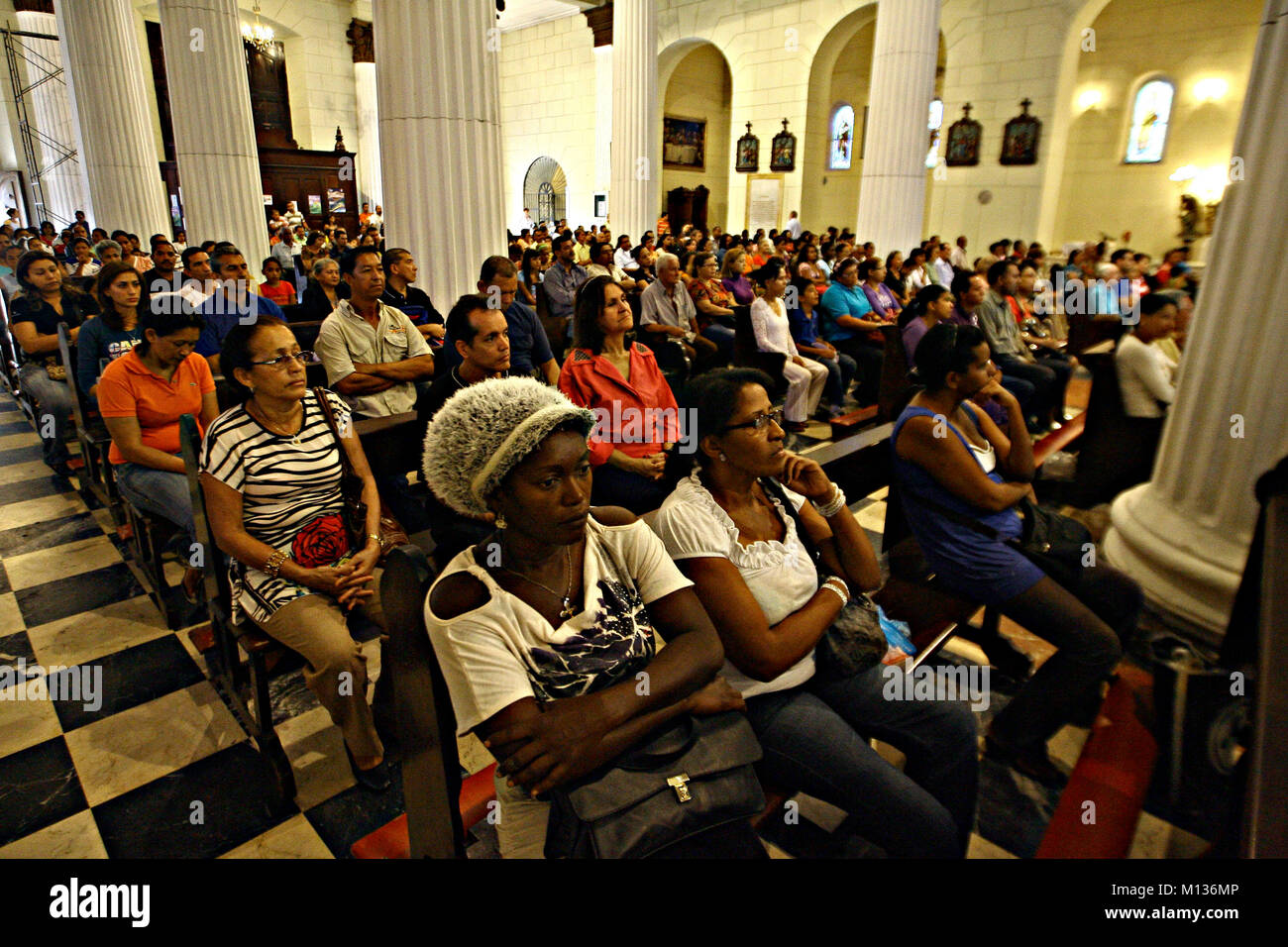 Valencia, Carabobo, Venezuela. Mar 9, 2011. 03 mars, 2011. Le mercredi des Cendres La Messe a lieu une fois le carnaval est terminé et le carême commence pour la célébration de la Semaine Sainte. Un groupe de catholiques assistent à l'église cathédrale de participer à l'eucharistie, à Valence, l'État de Carabobo. Photo : Juan Carlos Hernandez Crédit : Juan Carlos Hernandez/ZUMA/Alamy Fil Live News Banque D'Images