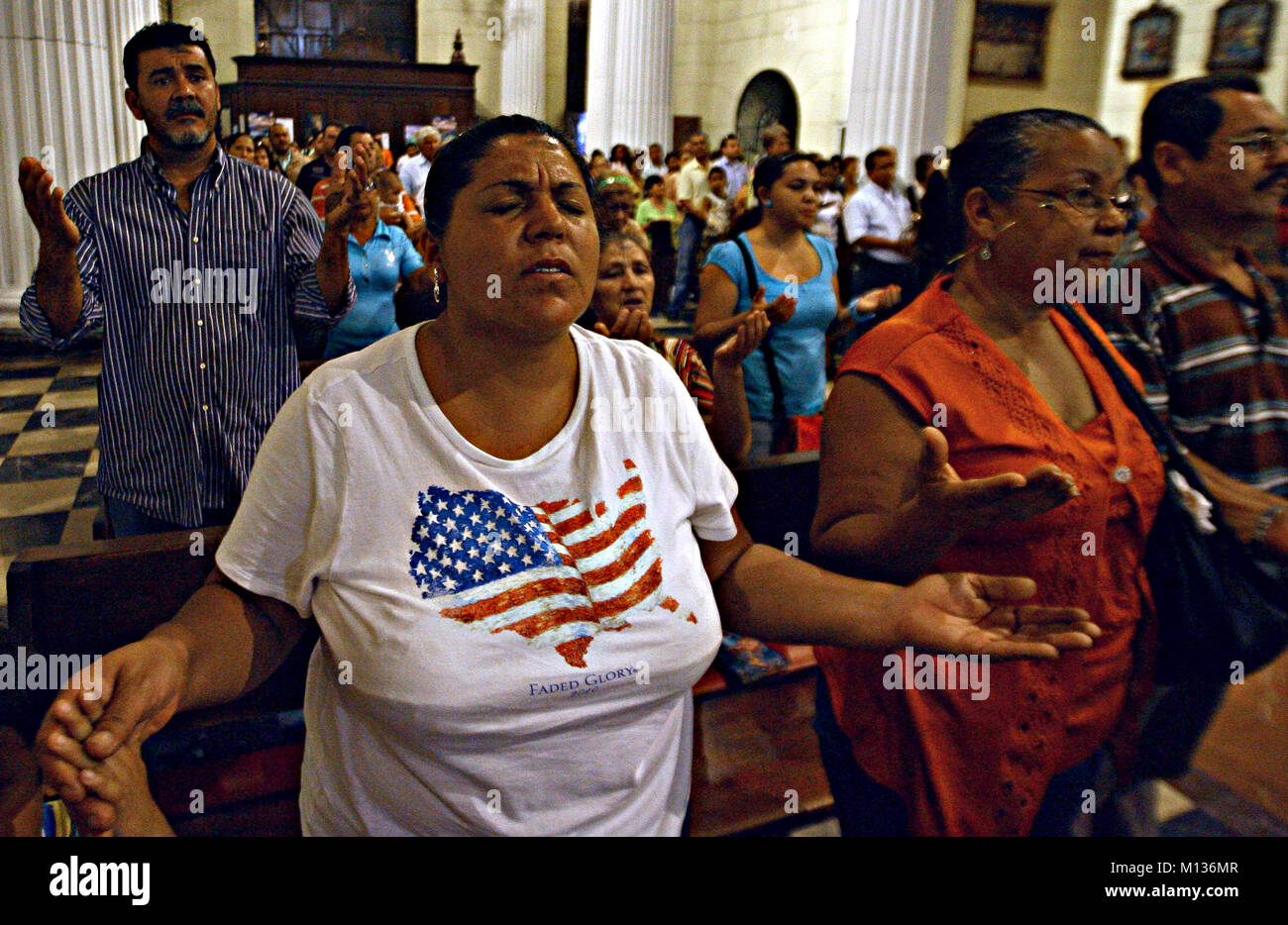 Valencia, Carabobo, Venezuela. Mar 9, 2011. 03 mars, 2011. Le mercredi des Cendres La Messe a lieu une fois le carnaval est terminé et le carême commence pour la célébration de la Semaine Sainte. Un groupe de catholiques assistent à l'église cathédrale de participer à l'eucharistie, à Valence, l'État de Carabobo. Photo : Juan Carlos Hernandez Crédit : Juan Carlos Hernandez/ZUMA/Alamy Fil Live News Banque D'Images