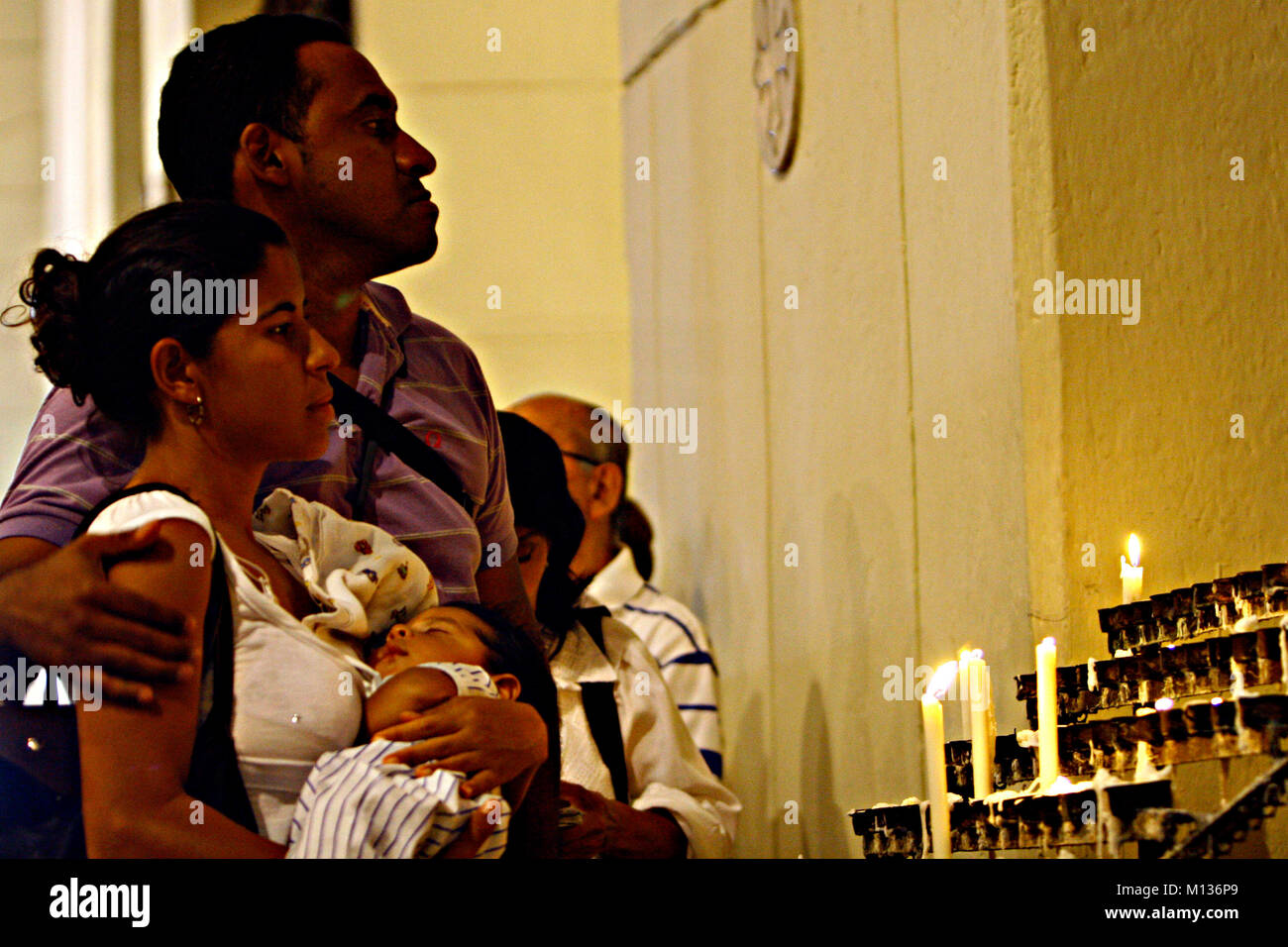 Valencia, Carabobo, Venezuela. Mar 9, 2011. 03 mars, 2011. Le mercredi des Cendres La Messe a lieu une fois le carnaval est terminé et le carême commence pour la célébration de la Semaine Sainte. Un groupe de catholiques assistent à l'église cathédrale de participer à l'eucharistie, à Valence, l'État de Carabobo. Photo : Juan Carlos Hernandez Crédit : Juan Carlos Hernandez/ZUMA/Alamy Fil Live News Banque D'Images