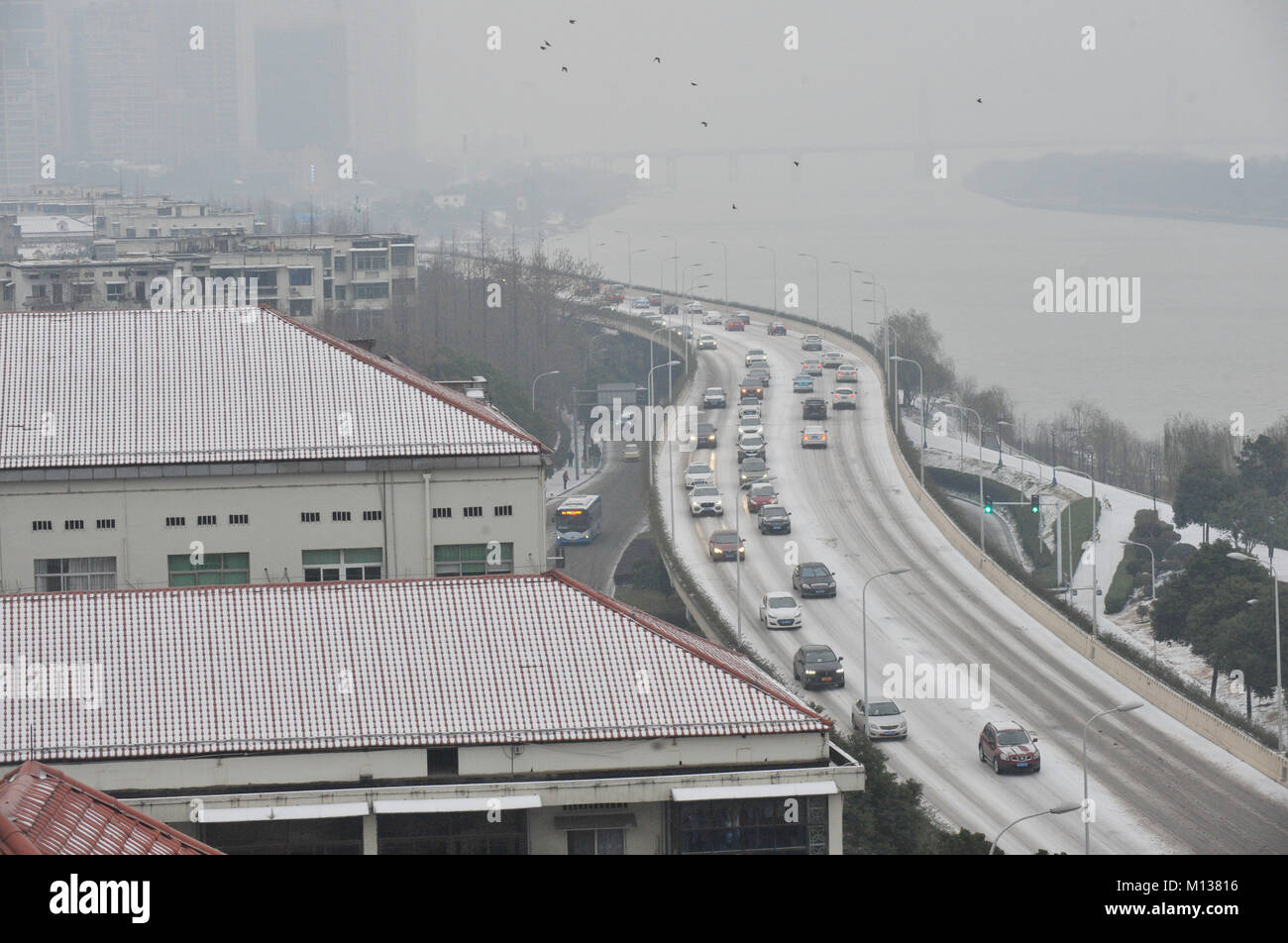 Changsha, Chine, province du Hunan. 26 janvier, 2018. Déplacer les voitures sur une route principale à la zone urbaine à Changsha, capitale de la province du Hunan en Chine centrale, le 26 janvier 2018. Changsha assisté une chute de neige vendredi. Credit : Long Hongtao/Xinhua/Alamy Live News Banque D'Images