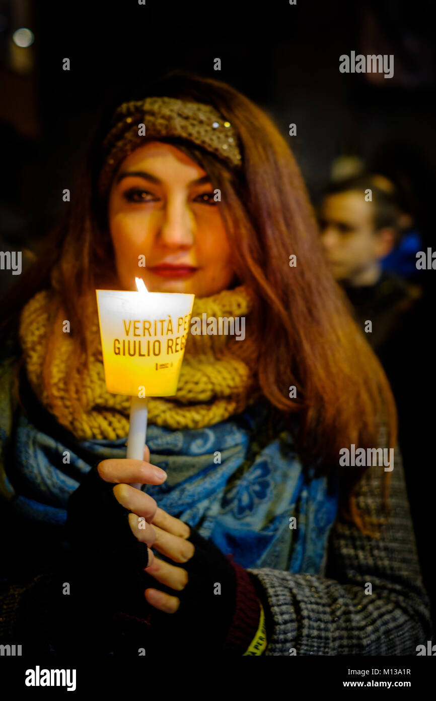 Bologne, Italie. 25 janvier, 2018. Retraite aux flambeaux à Bologne organisé par Amnesty International Italie pour exiger la vérité sur la mort de Giulio Regeni. © Massimiliano Donati/éveil/Alamy Live News Banque D'Images