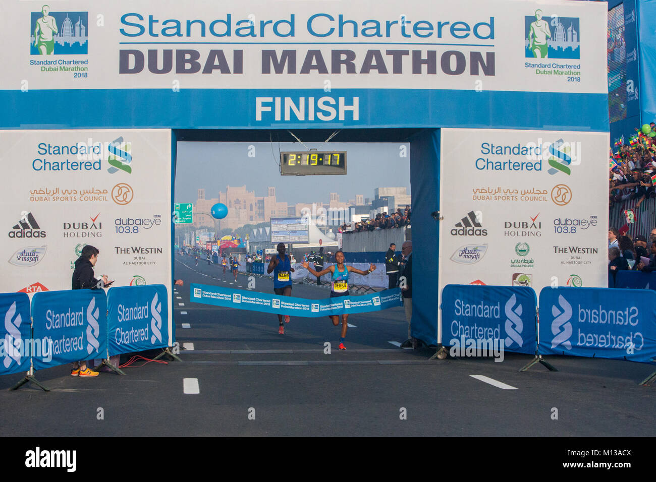 Dubai, Dubaï, Émirats arabes unis. 26 janvier, 2018. Roza Dereje éthiopien franchit la ligne pour gagner la Standard Chartered Marathon de Dubaï en 2018 un nouveau record de 2:19:17 Crochet : Mike/SOPA/ZUMA/Alamy Fil Live News Banque D'Images