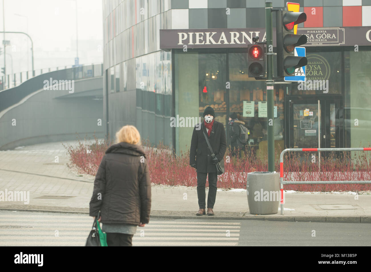 Cracovie, Pologne. 26 janvier, 2018. Les gens utilisent des masques de smog dans la région de Cracovie. Aujourd'hui, le niveau de PM 10 est de 136 ?g/m3. Credit : Omar Marques/SOPA/ZUMA/Alamy Fil Live News Banque D'Images