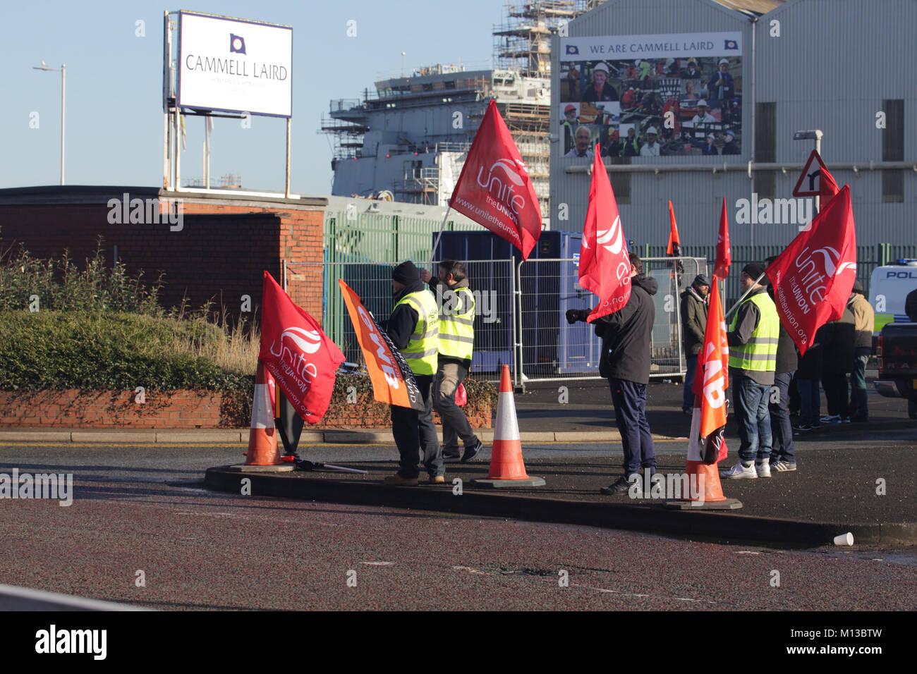 Birkenhead, Liverpool, Royaume-Uni. 26 janvier 2018. Les travailleurs de la Cammell Laird shipyard marche sur la 1ère de 2 jours de grève prévues après avoir rejeté le salaire et les conditions de gestion offre. Credit : Ken Biggs/Alamy Live News. Banque D'Images
