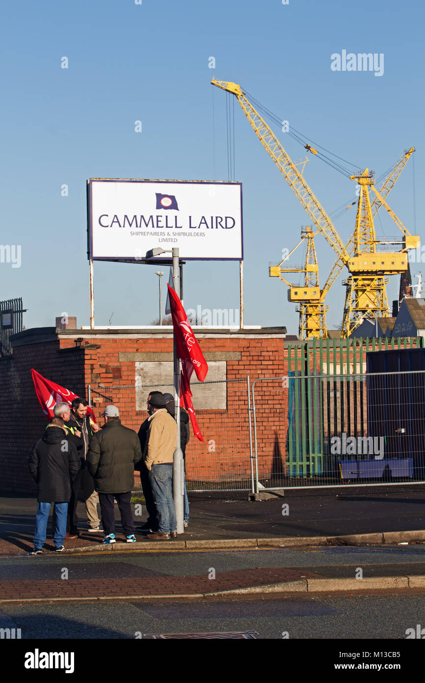 Birkenhead, Liverpool, Royaume-Uni. 26 janvier, 2018. Les travailleurs de la Cammell Laird shipyard marche sur la 1ère de 2 jours de grève prévues après avoir rejeté le salaire et les conditions de gestion offre. Credit : Ken biggs/Alamy Live News Banque D'Images